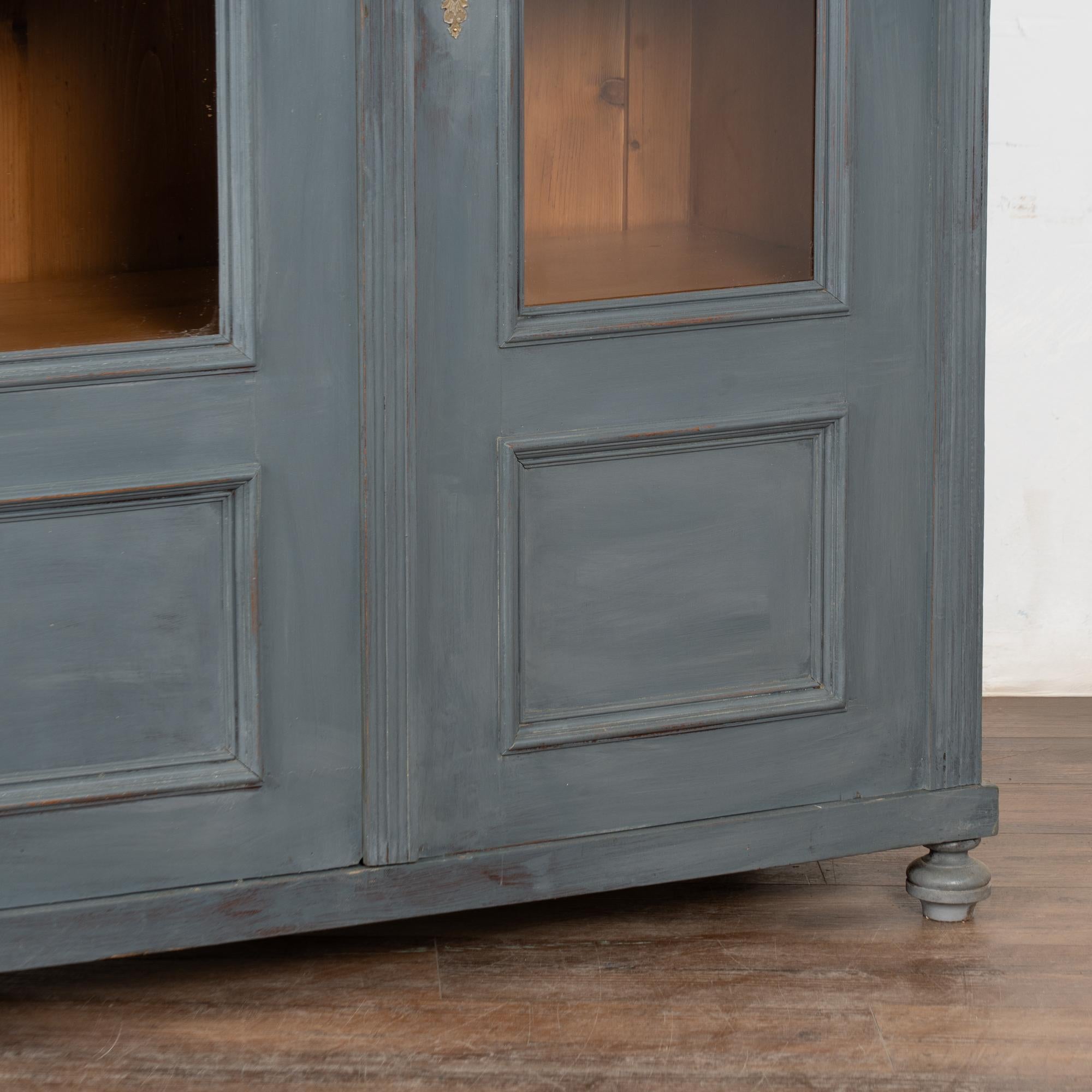 Paire de bibliothèques en pin peint en bleu du 20e siècle Vitrines en vente 8