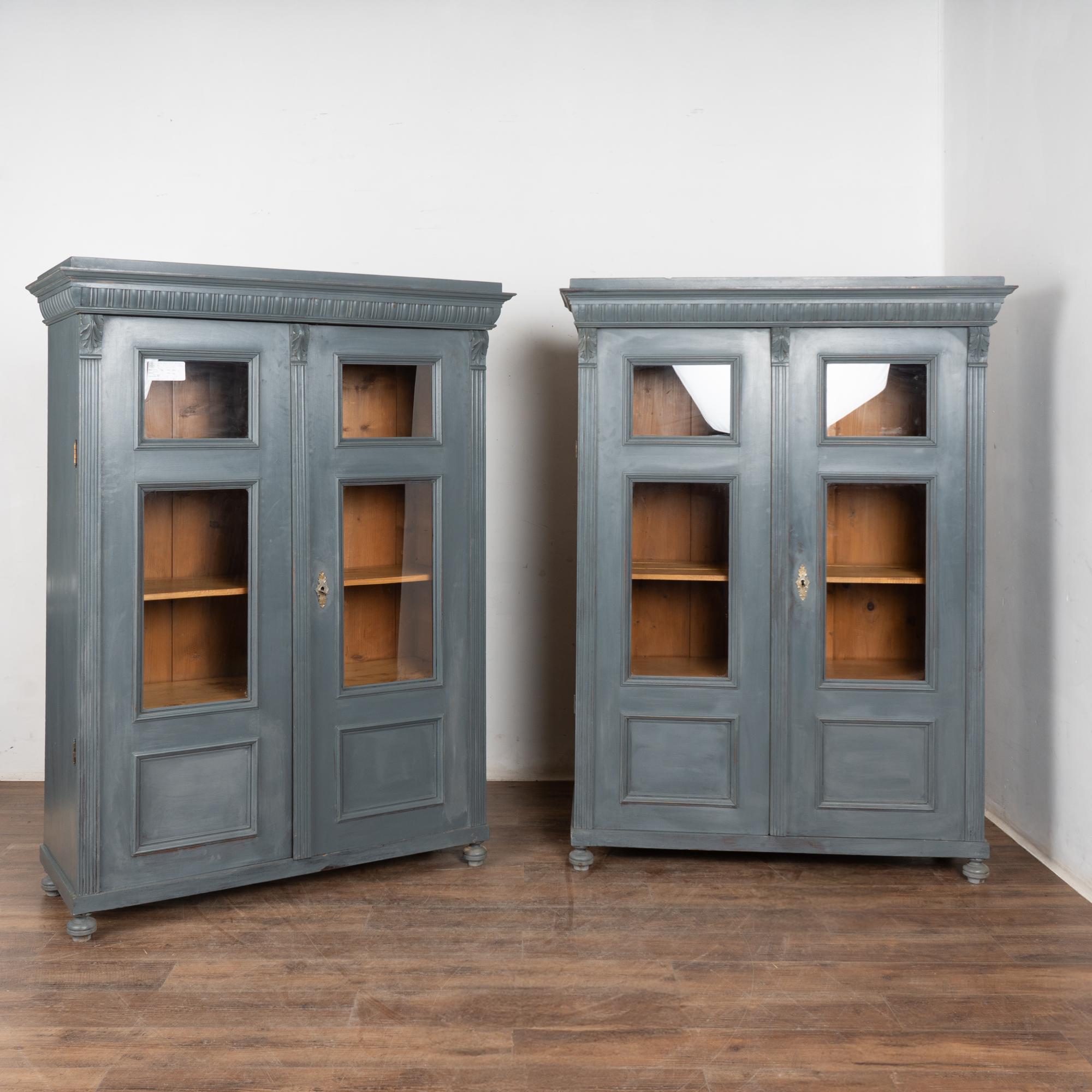 Ces bibliothèques exceptionnelles en pin avec des portes vitrées sont une grande trouvaille car il est difficile de trouver une paire assortie.
La finition peinte en bleu (avec des nuances de gris), appliquée par des professionnels (plus récente),