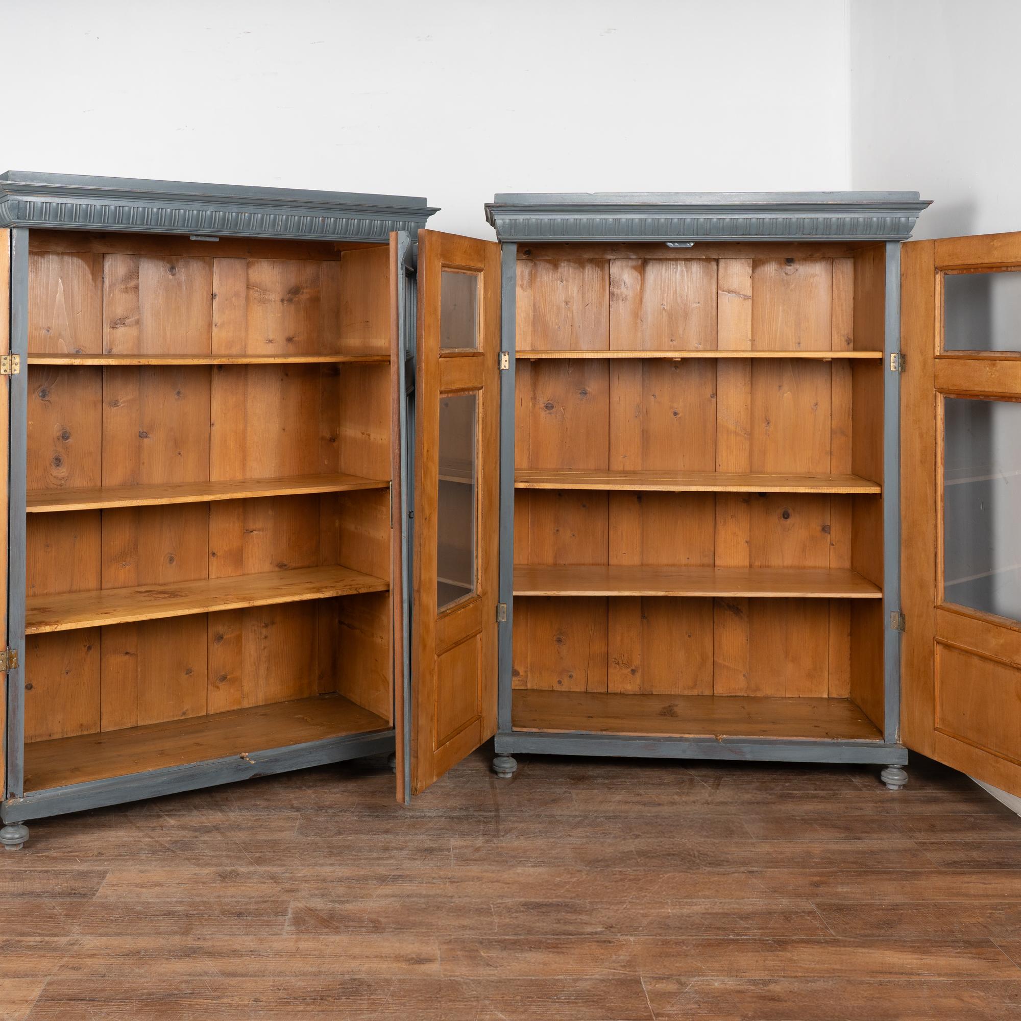 Hongrois Paire de bibliothèques en pin peint en bleu du 20e siècle Vitrines en vente