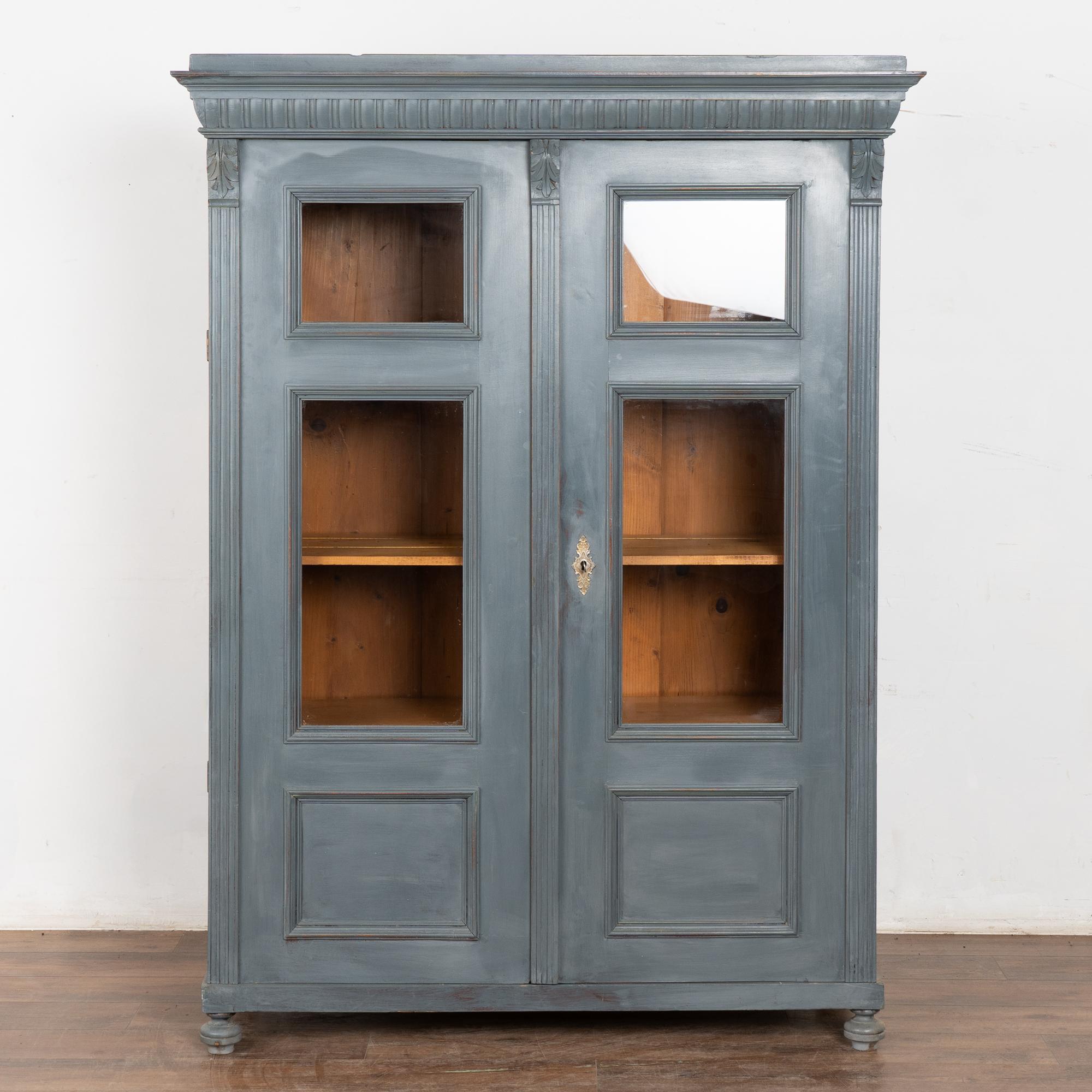 Paire de bibliothèques en pin peint en bleu du 20e siècle Vitrines Bon état - En vente à Round Top, TX