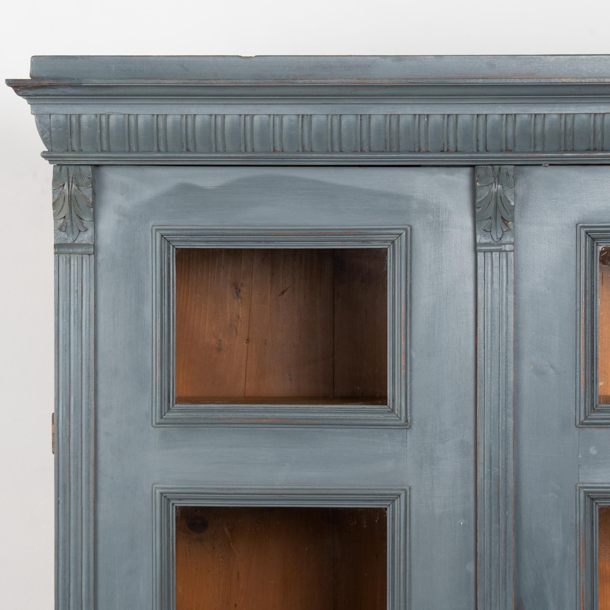20ième siècle Paire de bibliothèques en pin peint en bleu du 20e siècle Vitrines en vente