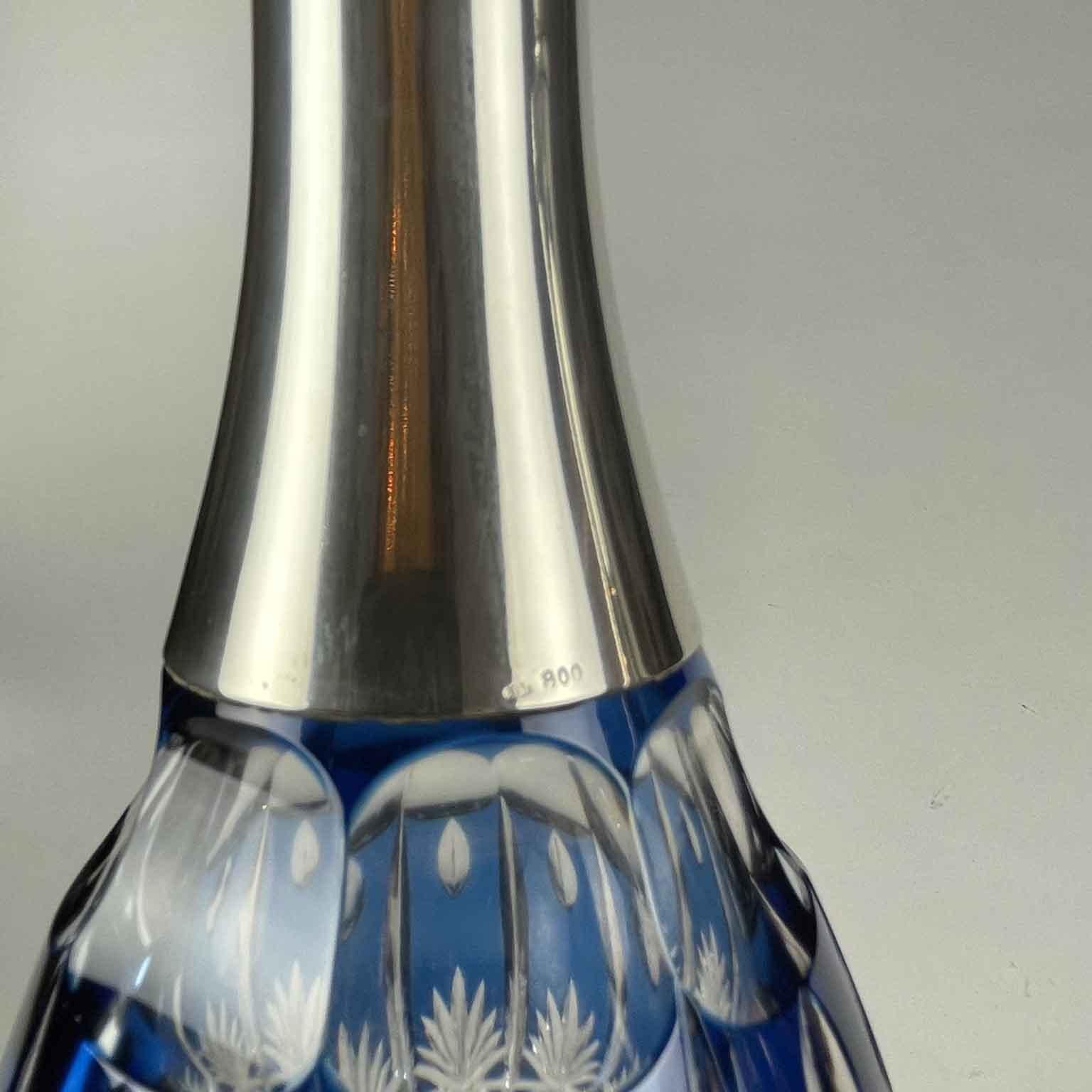 Paire de bouteilles à liqueur de Bohème en cristal du XXe siècle avec col en argent Bon état - En vente à Milan, IT