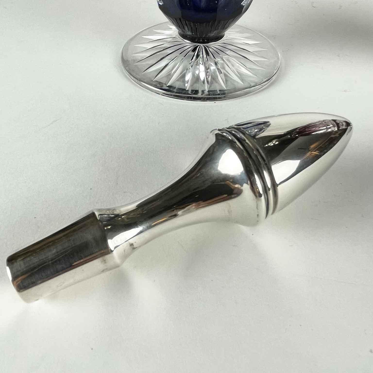 20ième siècle Paire de bouteilles à liqueur de Bohème en cristal du XXe siècle avec col en argent en vente