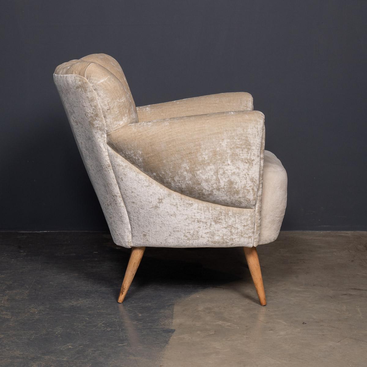 20e siècle Paire de chaises Boudoir à dossier en coquille, c.1950 en vente 5