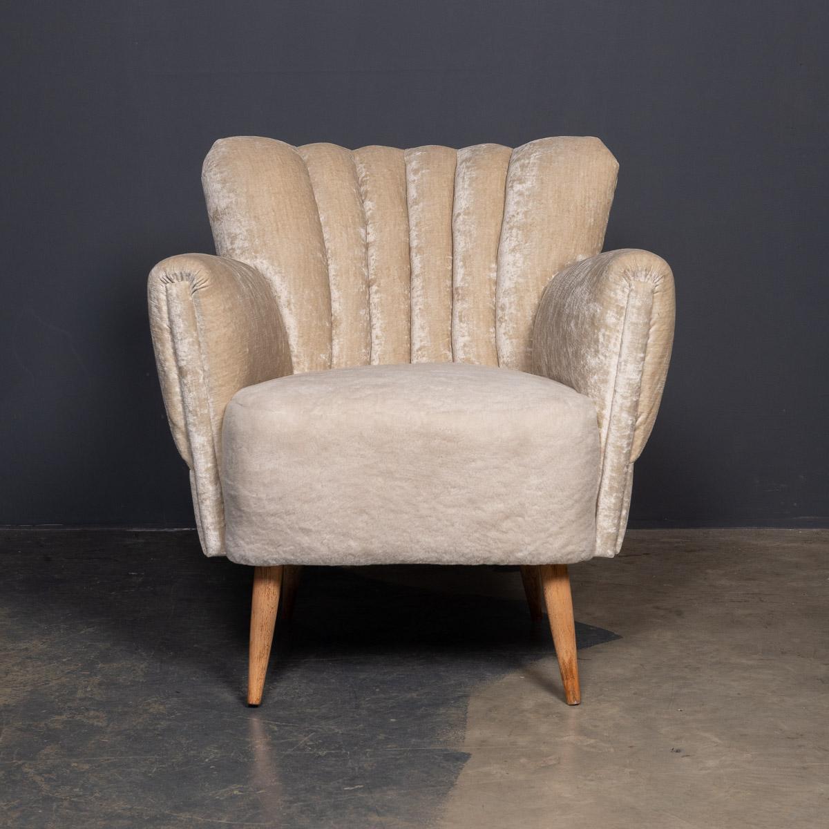 20e siècle Paire de chaises Boudoir à dossier en coquille, c.1950 en vente 2