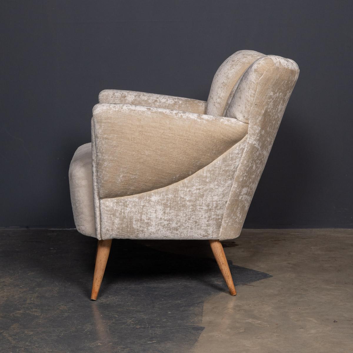 20e siècle Paire de chaises Boudoir à dossier en coquille, c.1950 en vente 3
