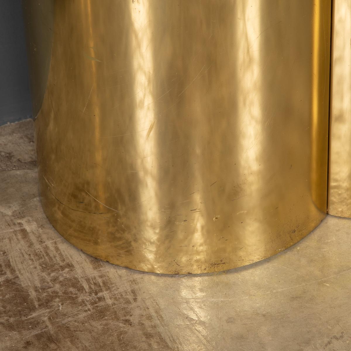 La base incurvée recouverte de laiton et le plateau en verre trempé peuvent être utilisés comme table d'appoint ou table console.

Condition
En excellent état - aucun dommage.

Taille
Largeur : 120cm
Profondeur : 44cm
Hauteur : 73cm.