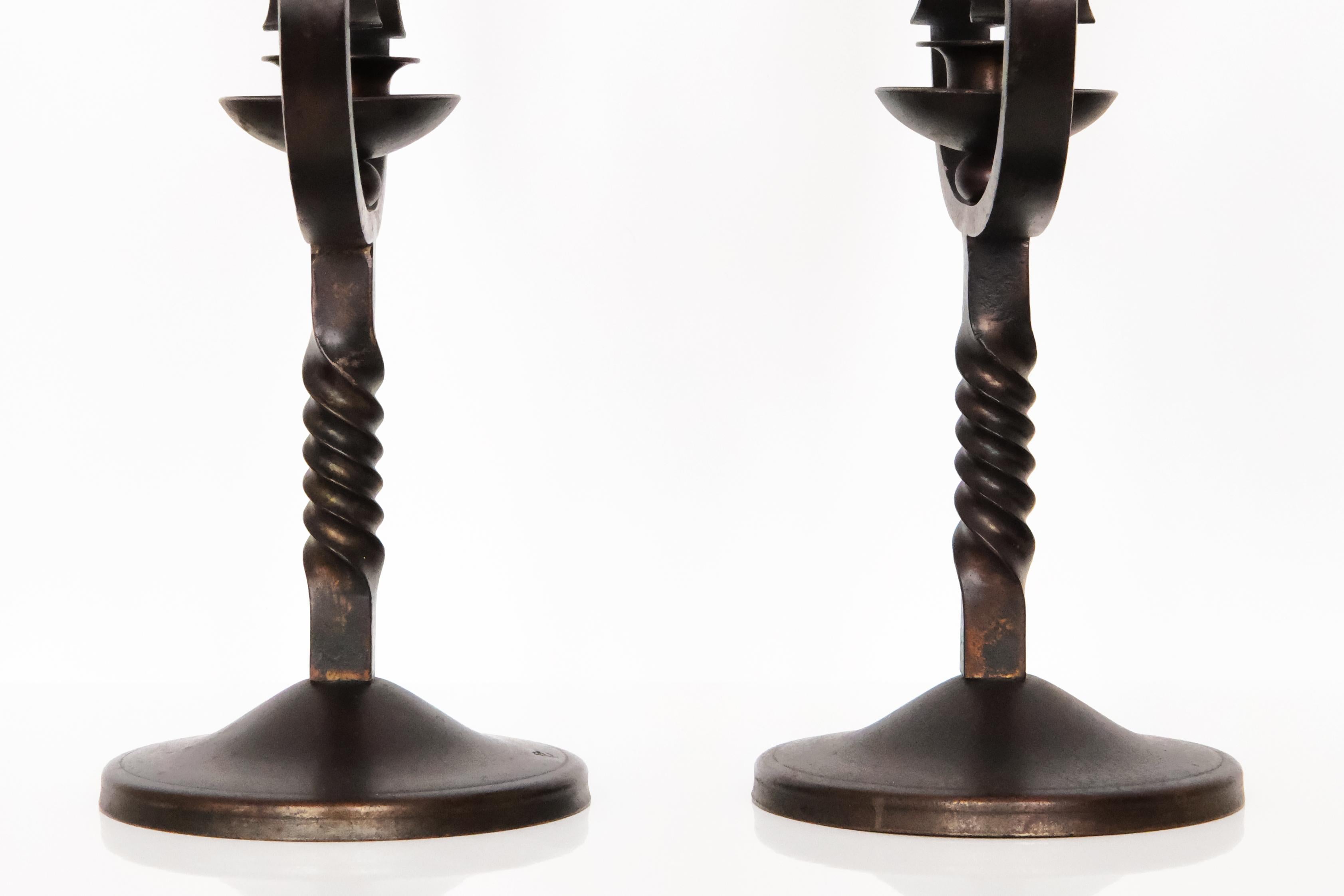 Coppia di candelabri in ferro battuto color Brown del XX secolo firmati Charles Piguet in vendita 6