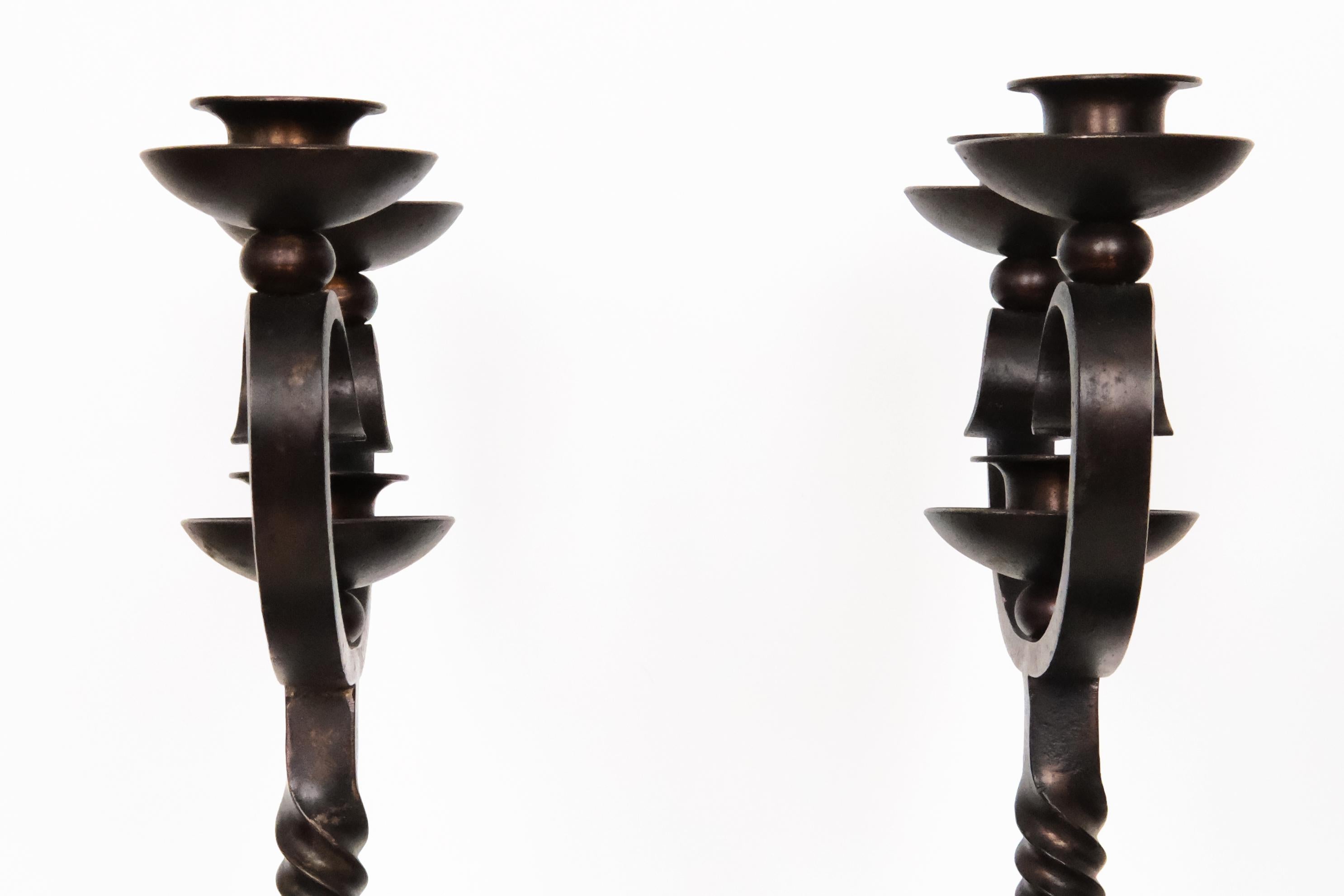 Coppia di candelabri in ferro battuto color Brown del XX secolo firmati Charles Piguet in vendita 7