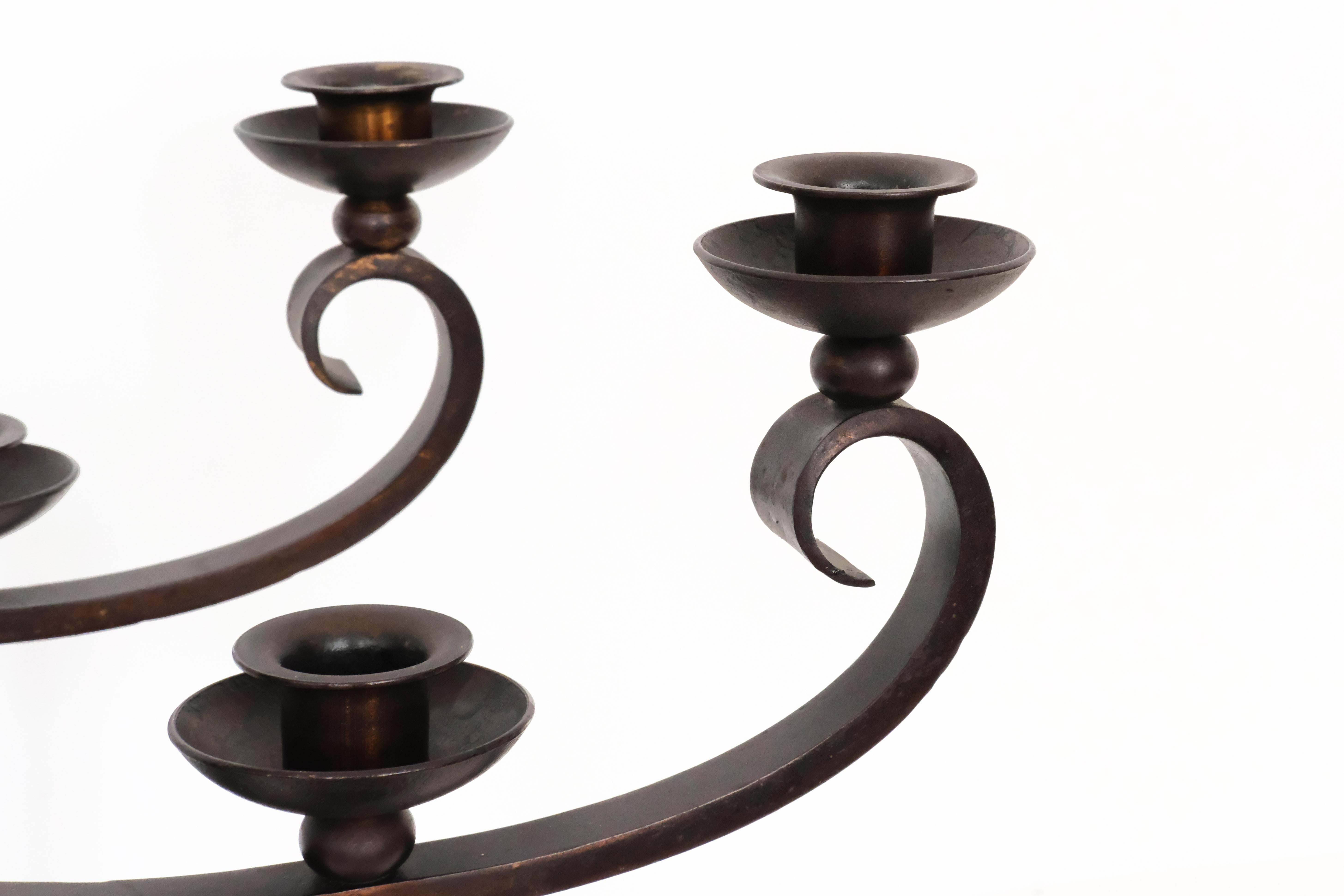 Coppia di candelabri in ferro battuto color Brown del XX secolo firmati Charles Piguet in vendita 8