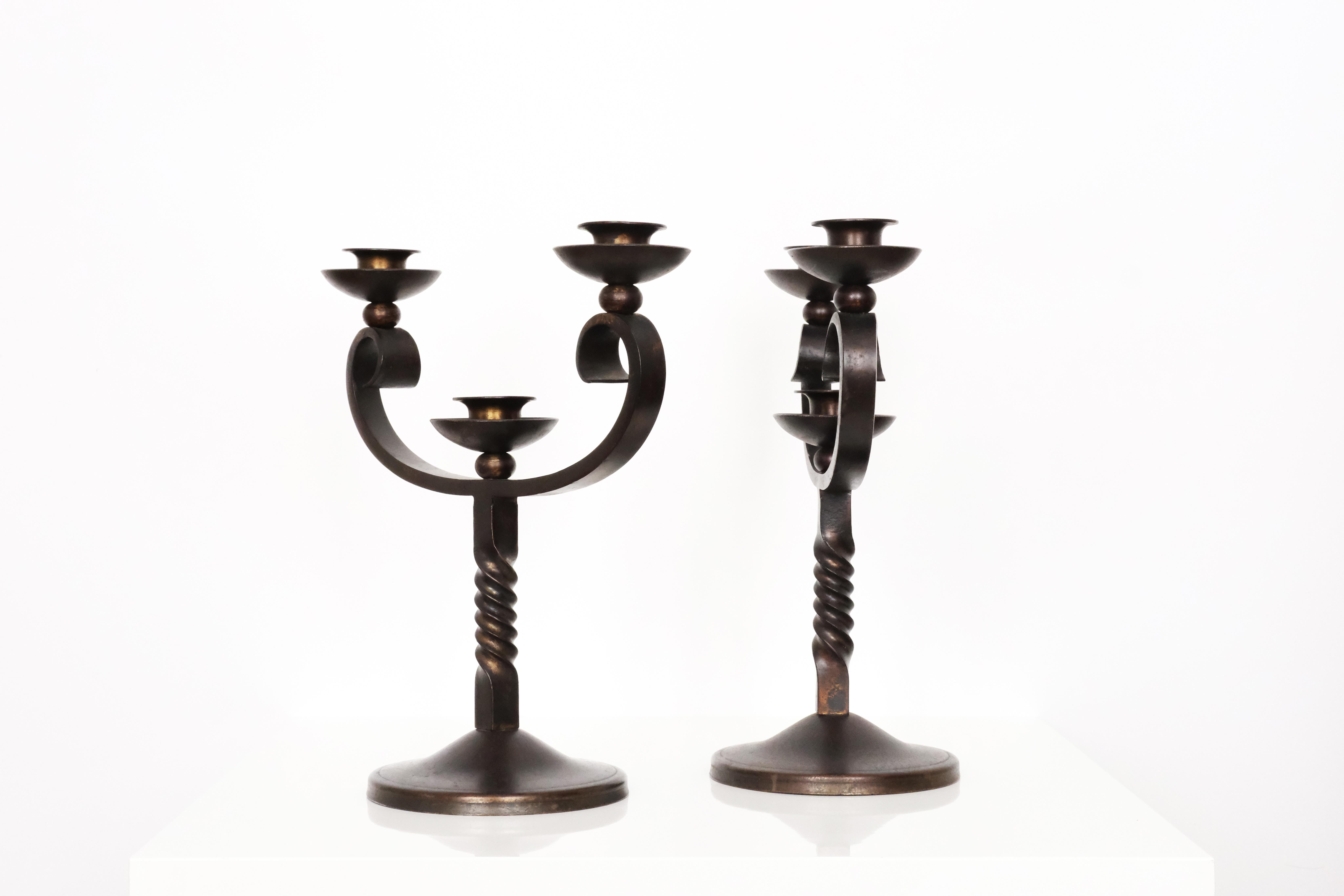 Coppia di candelabri in ferro battuto color Brown del XX secolo firmati Charles Piguet in vendita 9