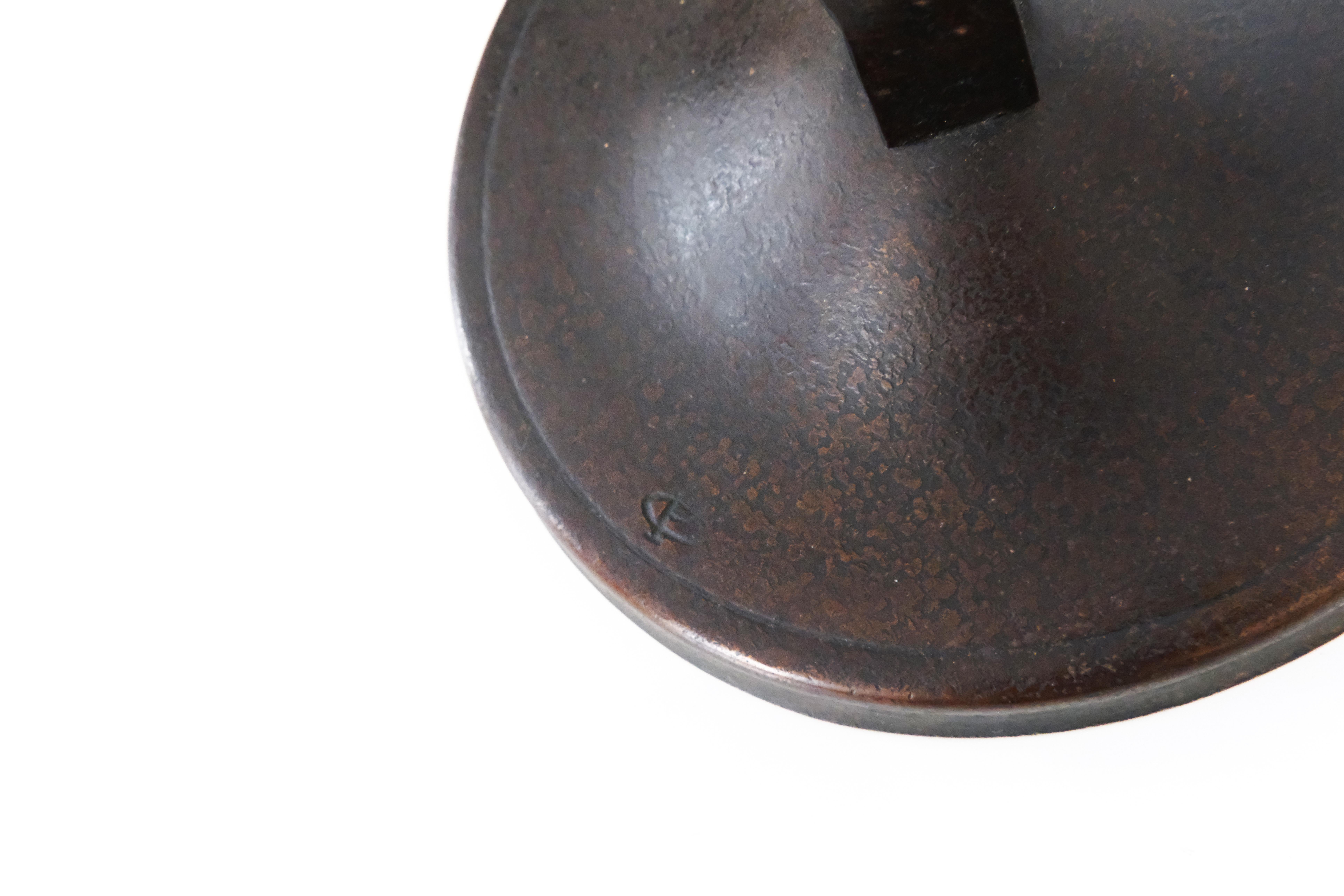 Coppia di candelabri in ferro battuto color Brown del XX secolo firmati Charles Piguet in vendita 11