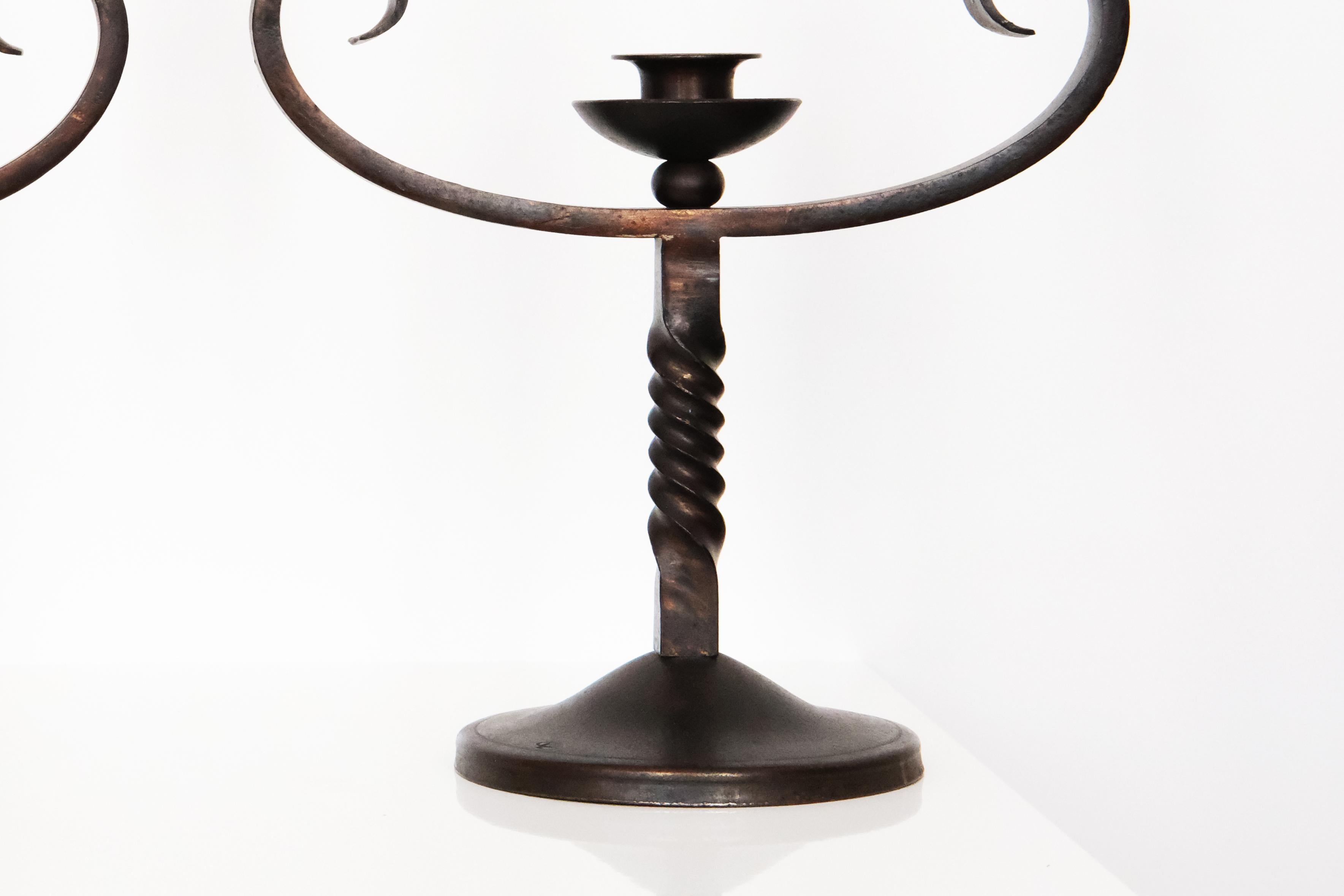 Francese Coppia di candelabri in ferro battuto color Brown del XX secolo firmati Charles Piguet in vendita