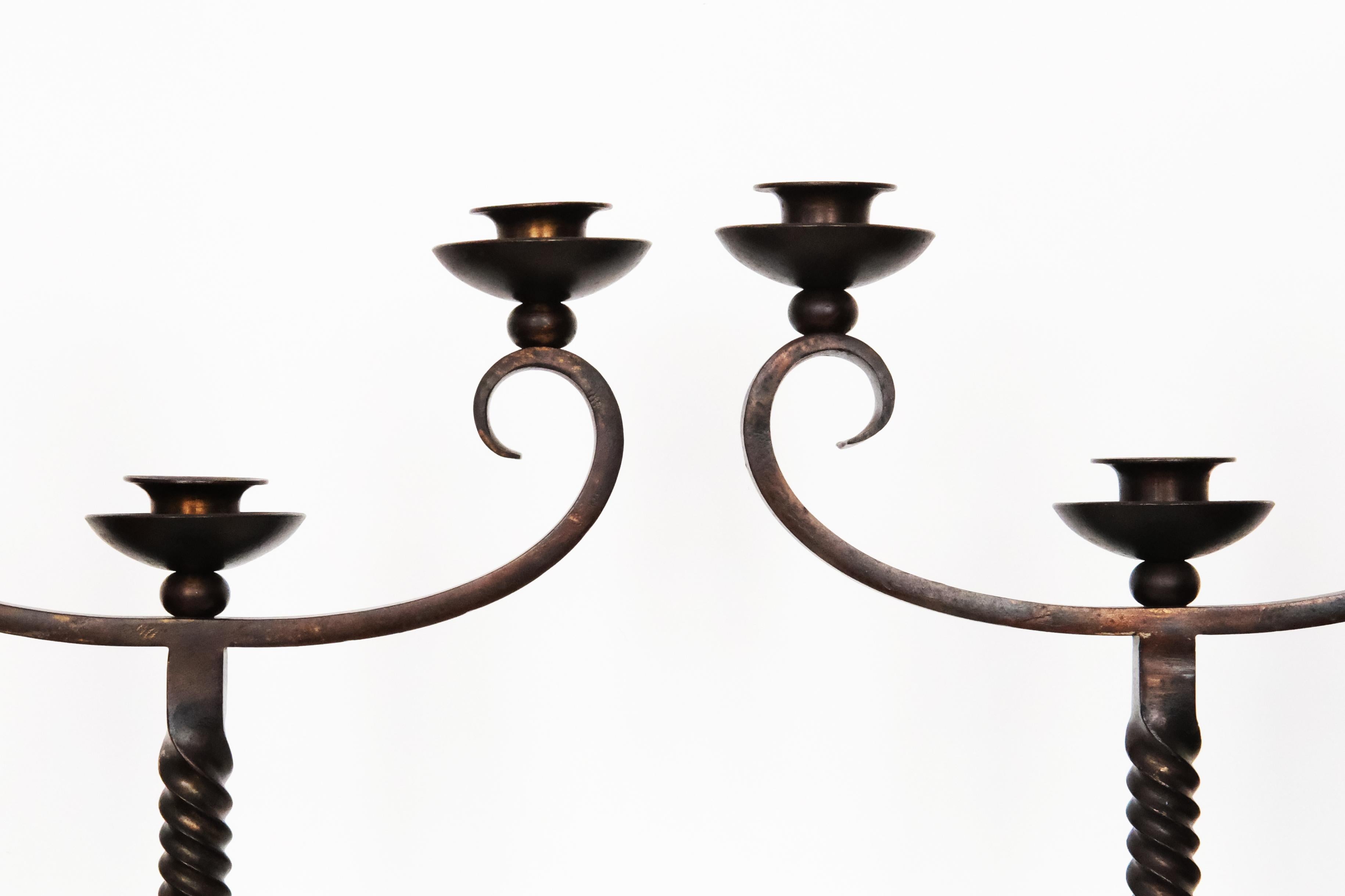Coppia di candelabri in ferro battuto color Brown del XX secolo firmati Charles Piguet In condizioni buone in vendita a London, GB