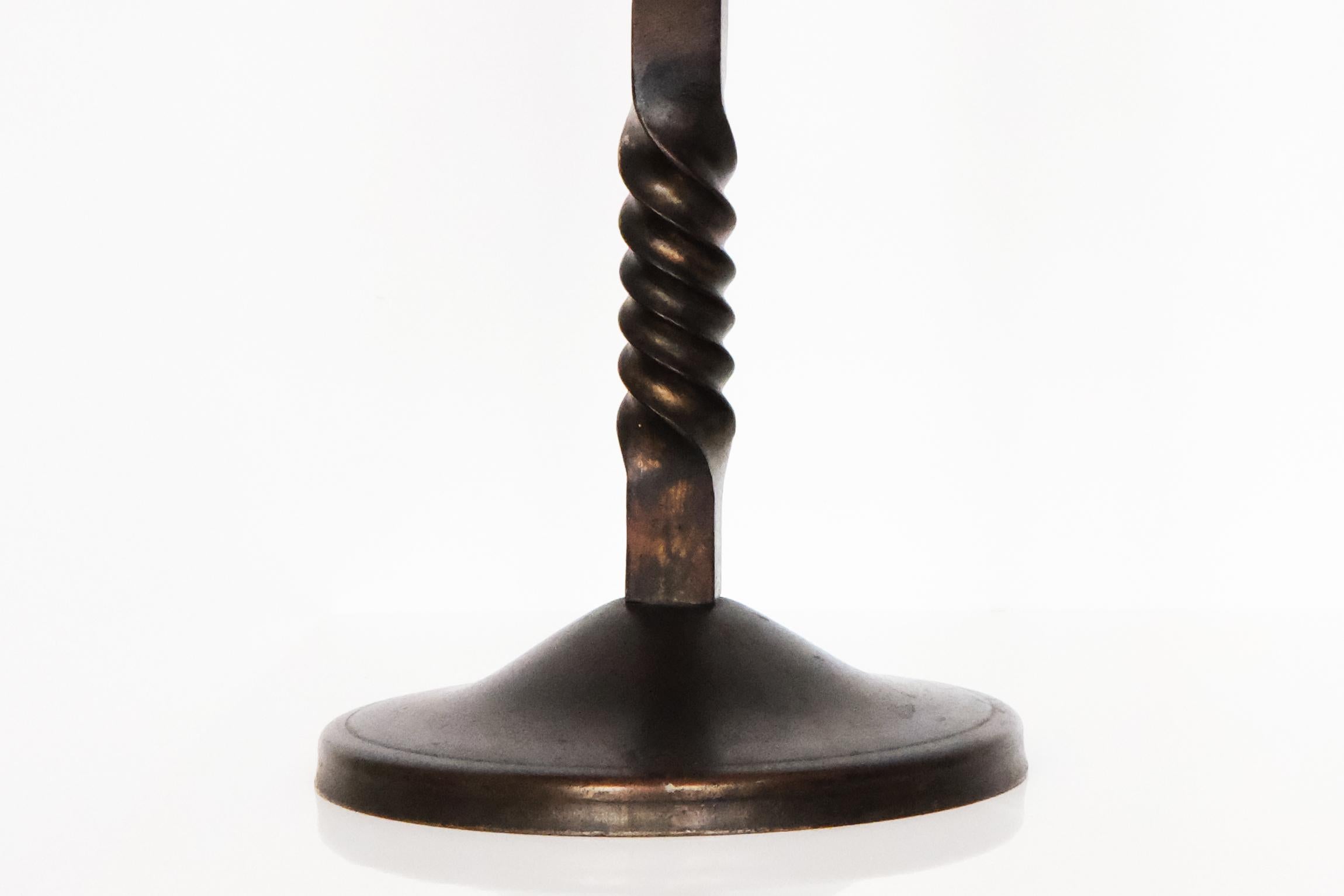 Coppia di candelabri in ferro battuto color Brown del XX secolo firmati Charles Piguet in vendita 1