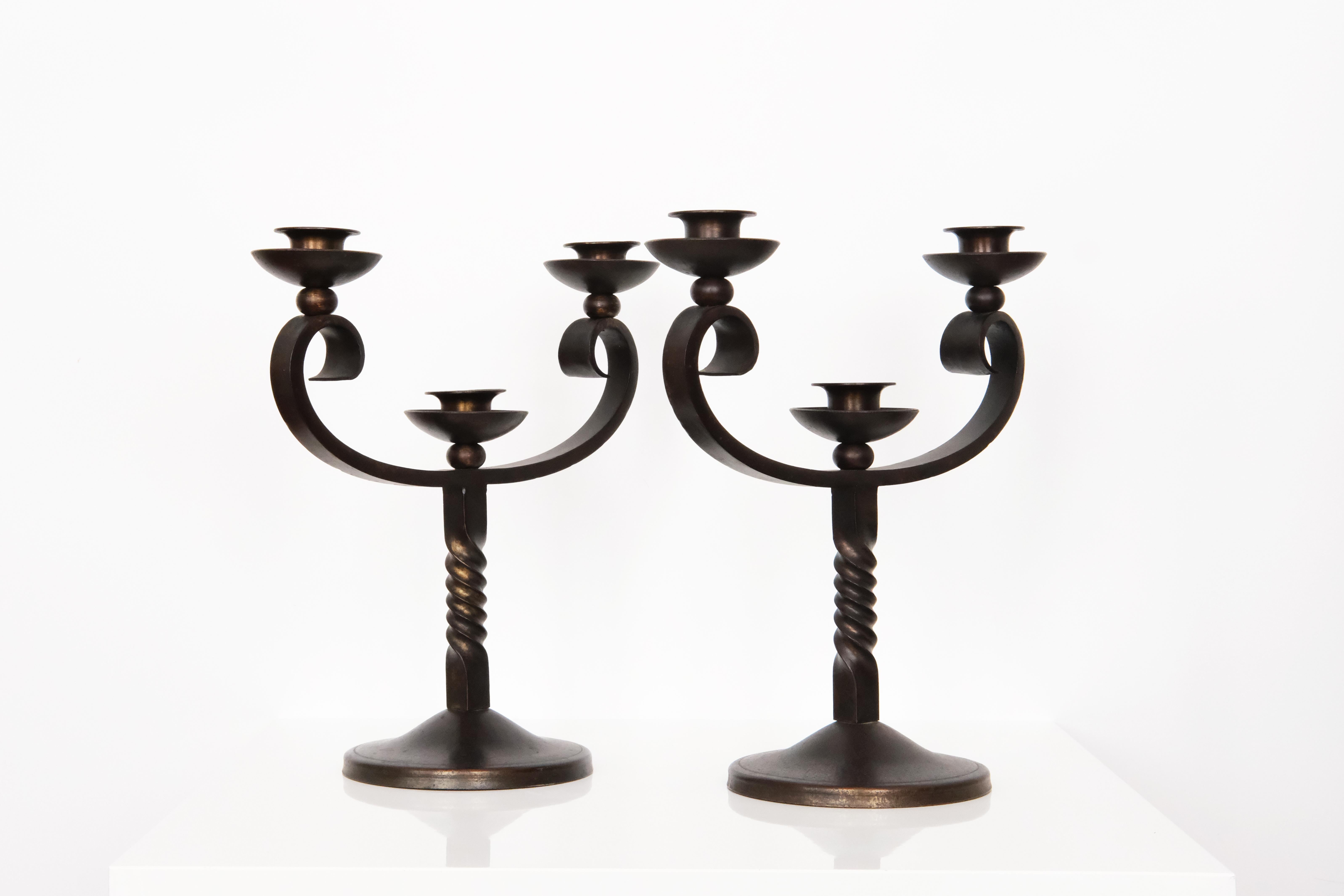Coppia di candelabri in ferro battuto color Brown del XX secolo firmati Charles Piguet in vendita 2