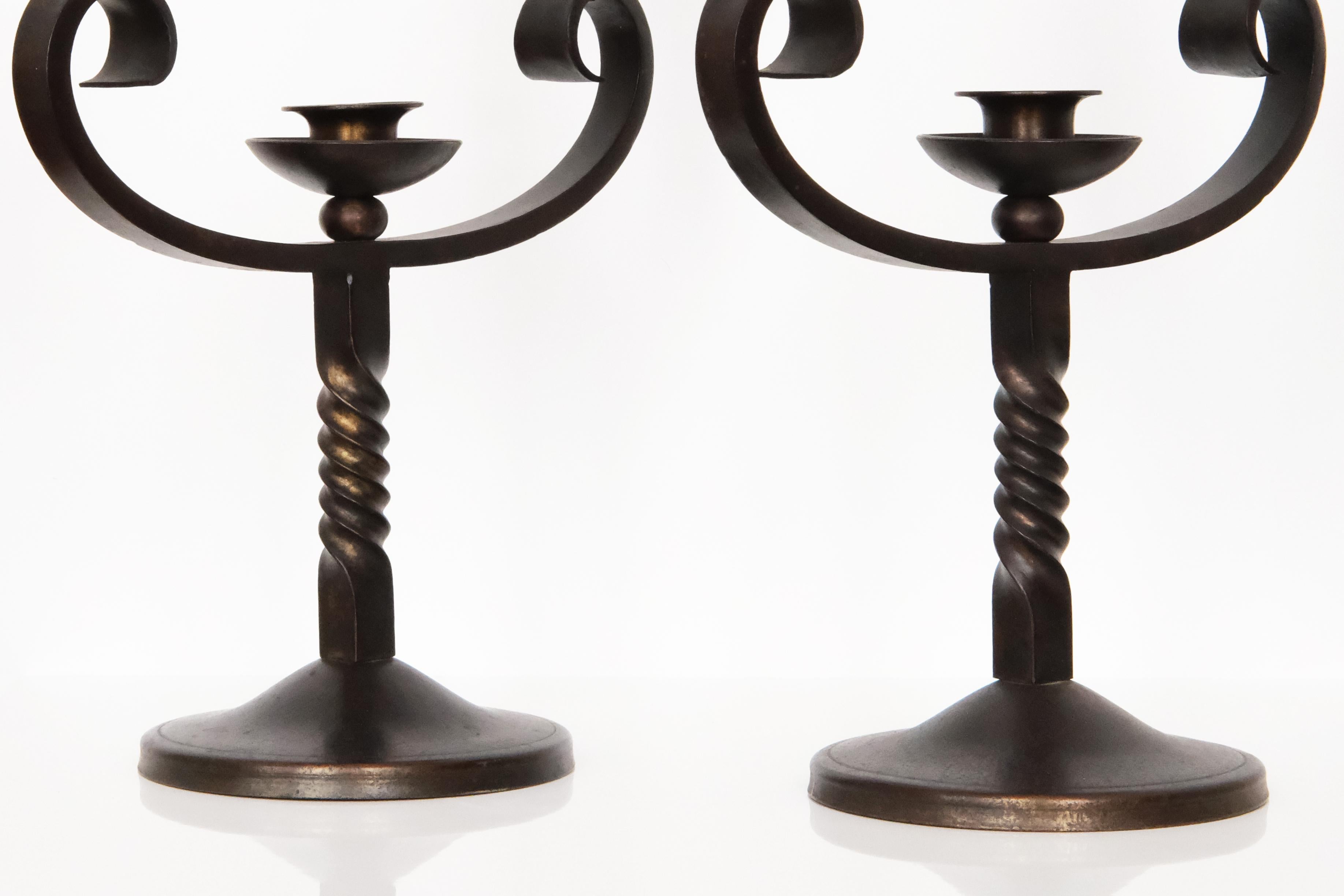 Coppia di candelabri in ferro battuto color Brown del XX secolo firmati Charles Piguet in vendita 3