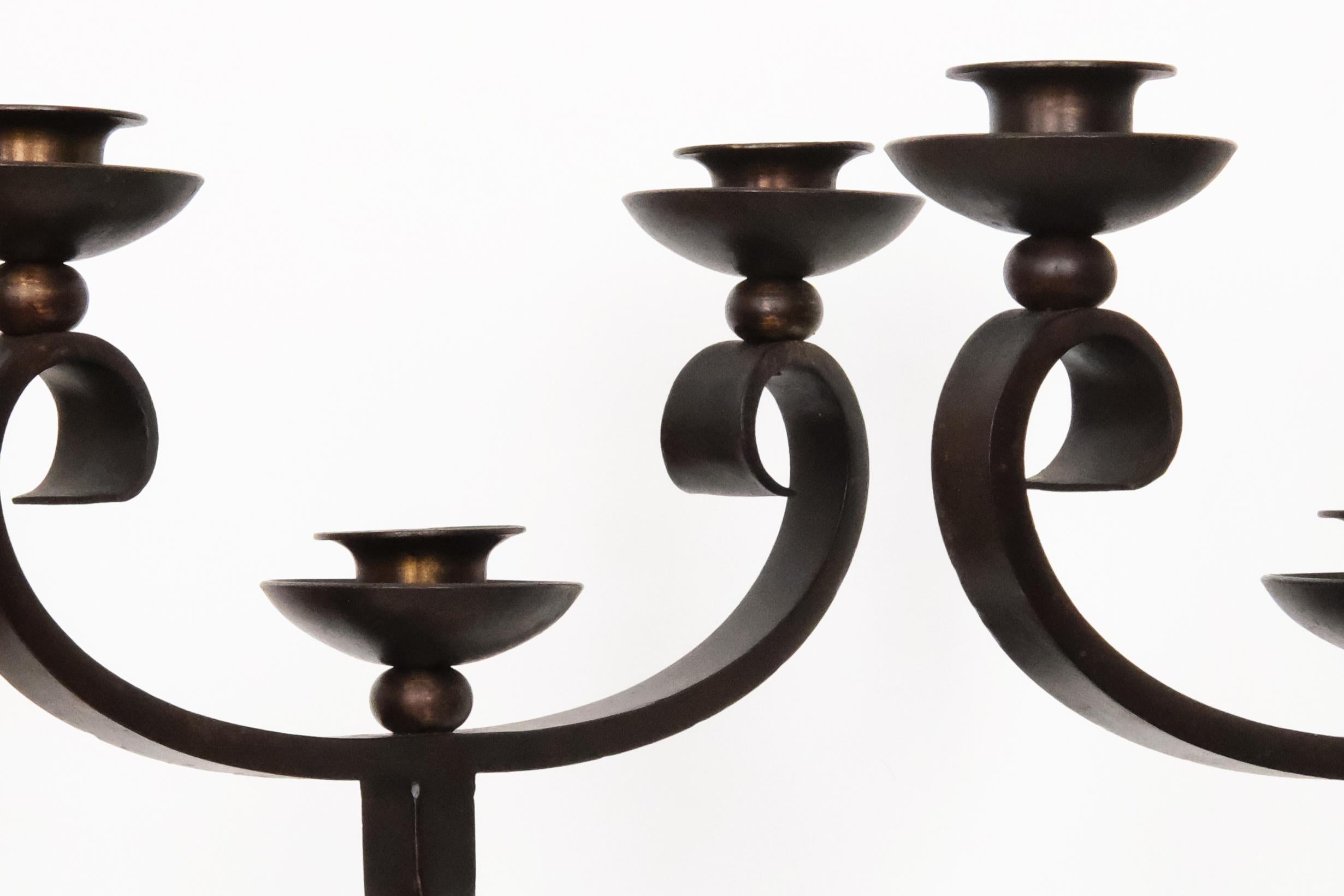 Coppia di candelabri in ferro battuto color Brown del XX secolo firmati Charles Piguet in vendita 4