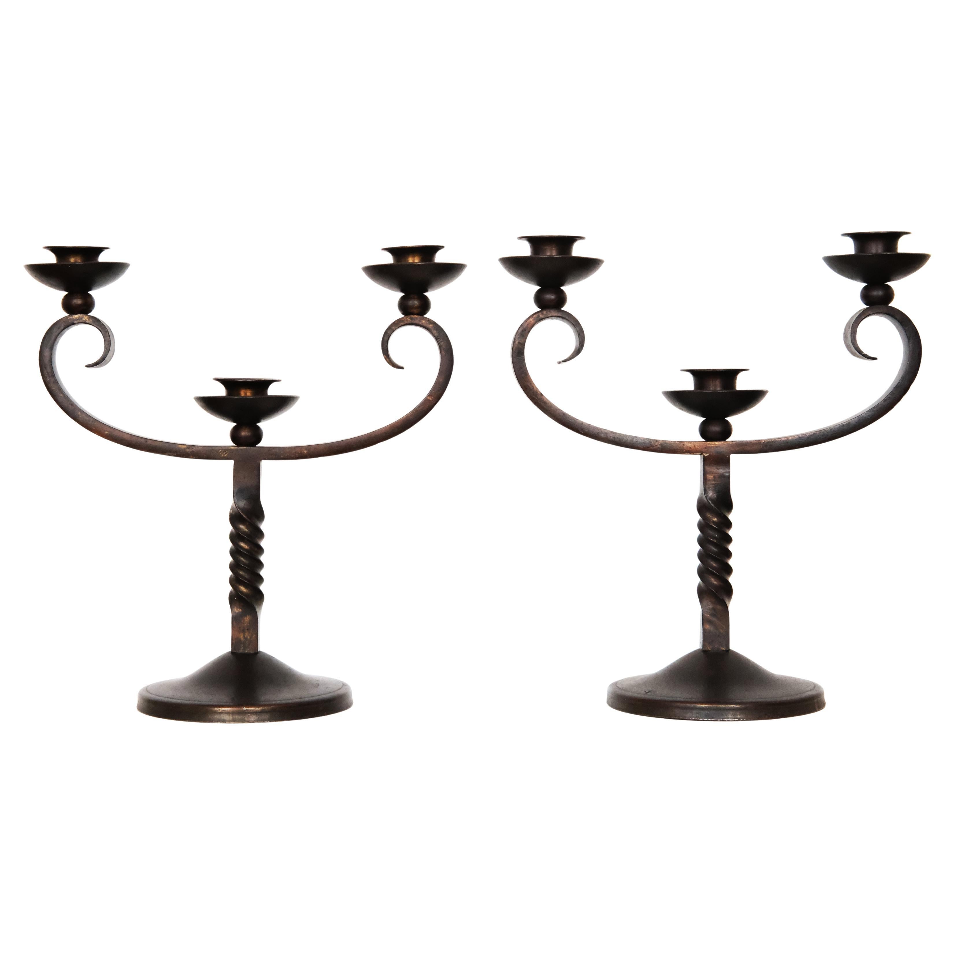 Coppia di candelabri in ferro battuto color Brown del XX secolo firmati Charles Piguet in vendita