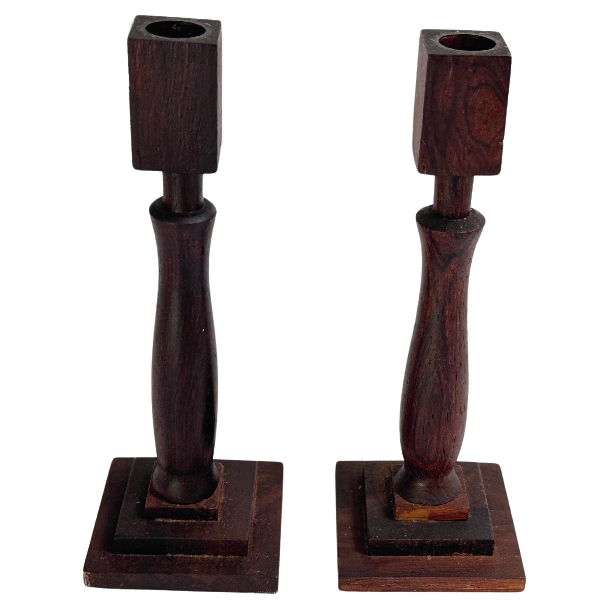 20e siècle, Paire de bougeoirs, sculptés de couleur Brown scandinave en vente