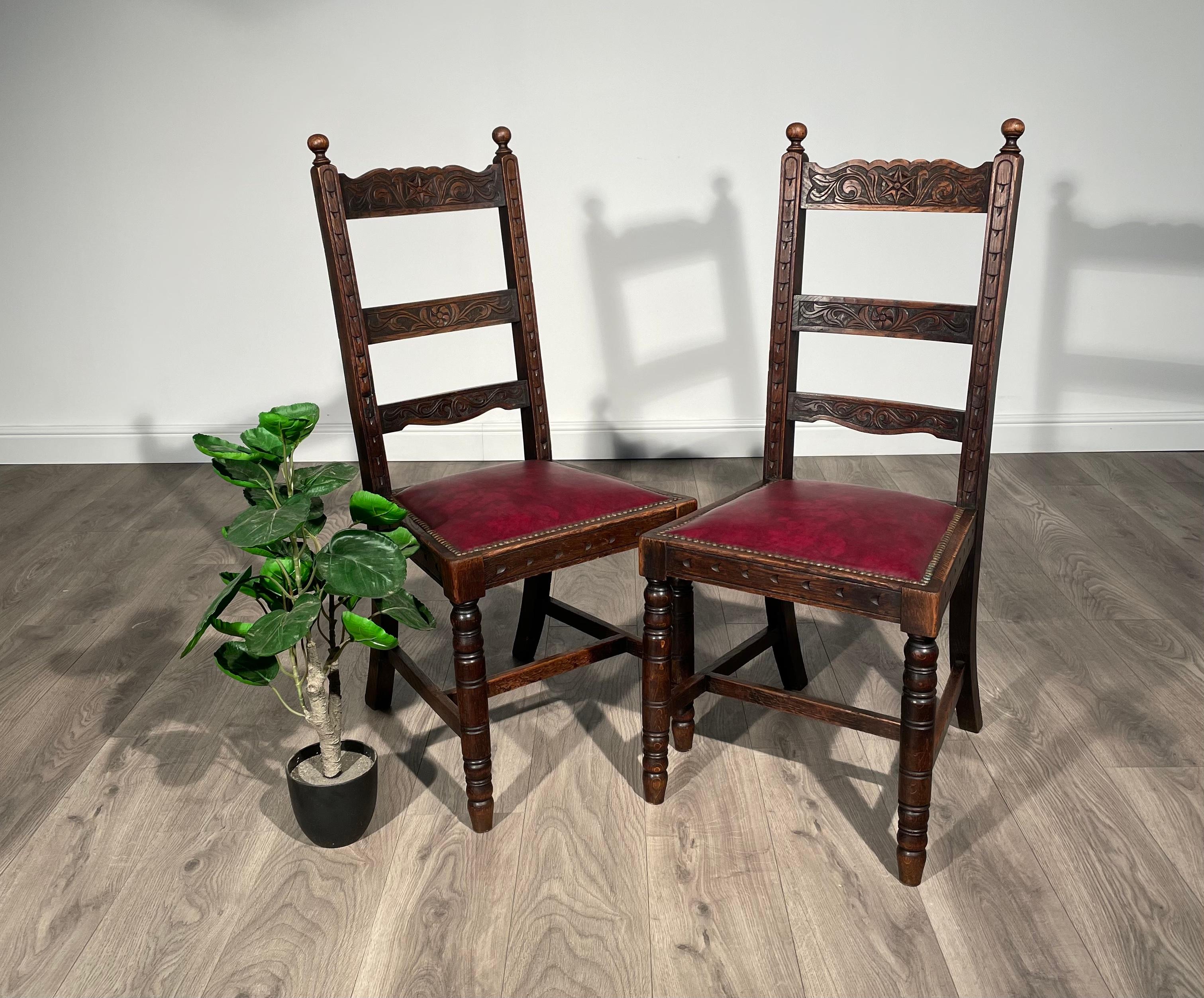 Schönes Paar geschnitzter edwardianischer Schlafzimmerstühle / Hall Chairs
In Eiche
Die Stühle stehen auf gedrechselten Beinen mit einer stützenden Querstrebe und haben mit rotem Leder gepolsterte Klappsitze.
Absolut prächtige, stark verzierte
