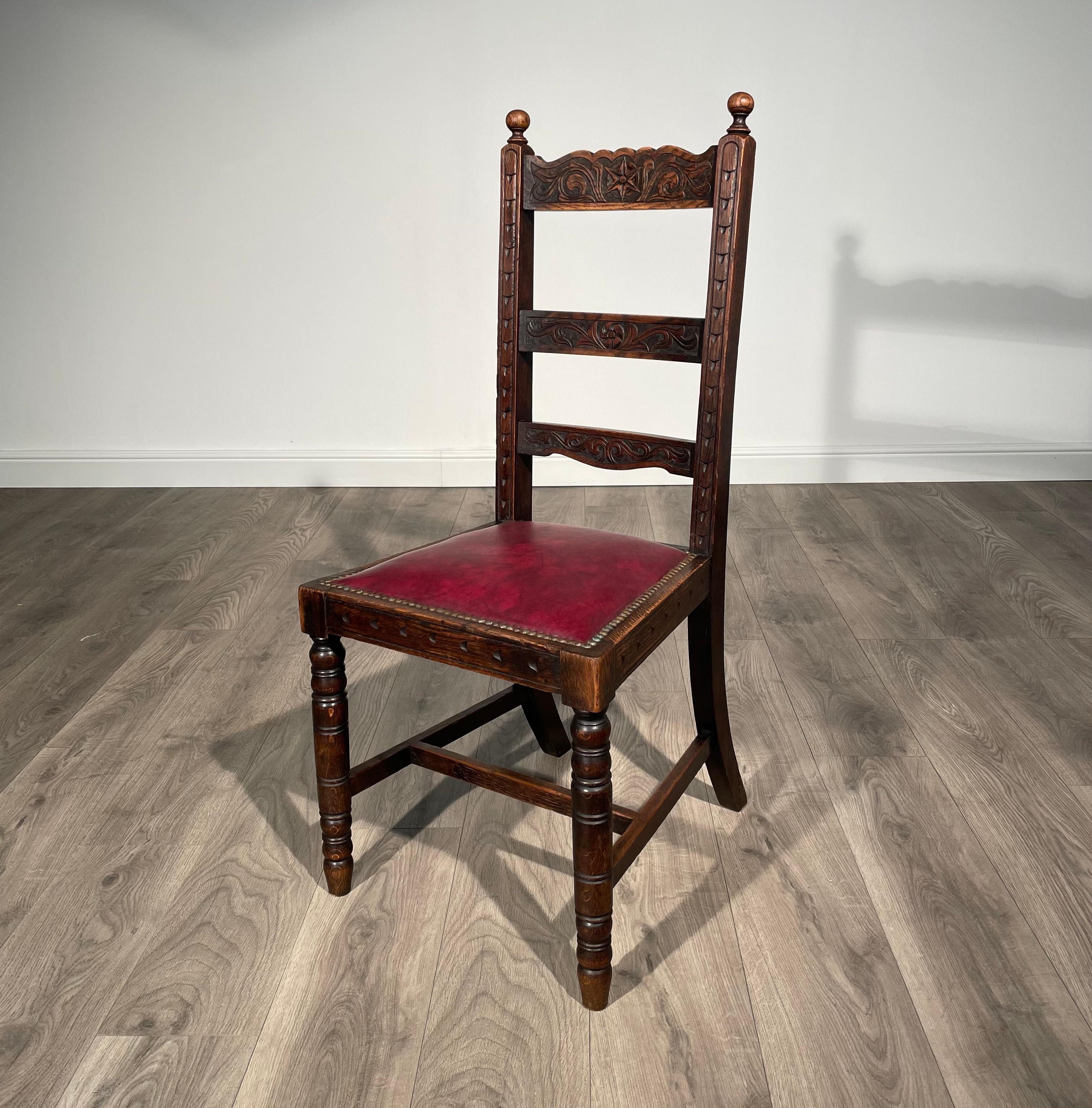 Paar geschnitzte Schlafzimmerstühle / Flurstühle aus Eiche ( REF AF-1884), 20. Jahrhundert (Britisch) im Angebot