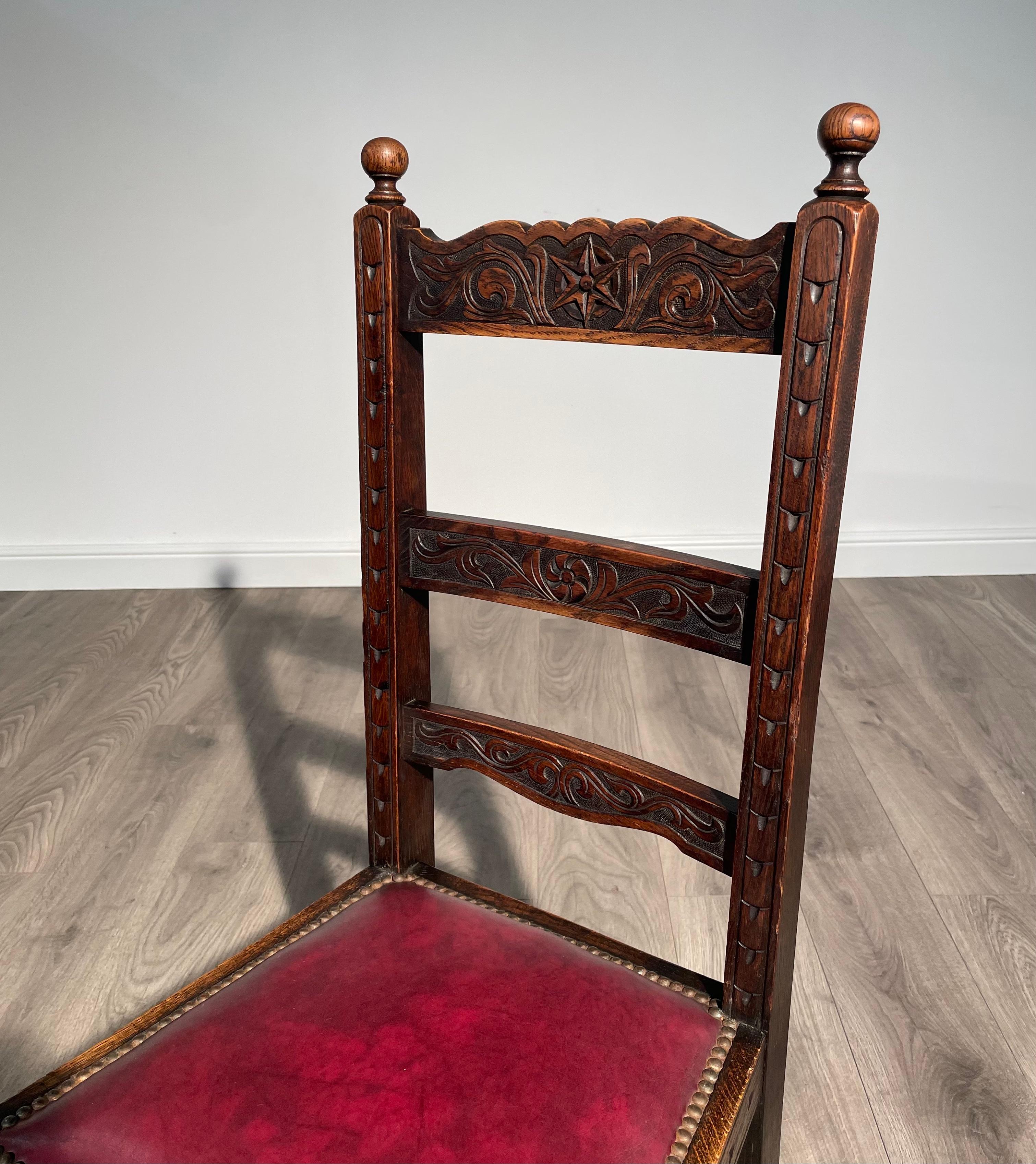 Paar geschnitzte Schlafzimmerstühle / Flurstühle aus Eiche ( REF AF-1884), 20. Jahrhundert (Eichenholz) im Angebot