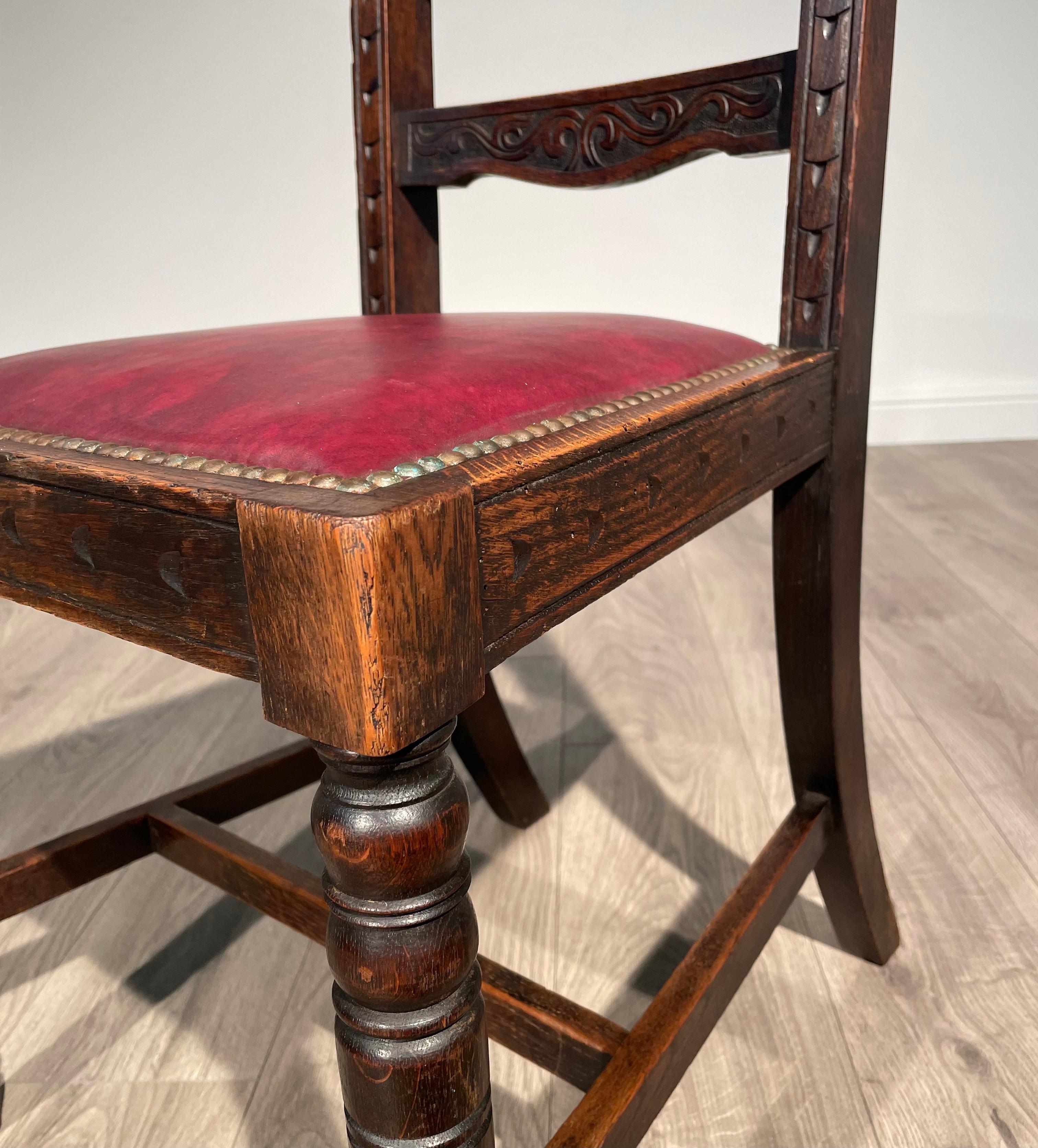Paar geschnitzte Schlafzimmerstühle / Flurstühle aus Eiche ( REF AF-1884), 20. Jahrhundert im Angebot 2