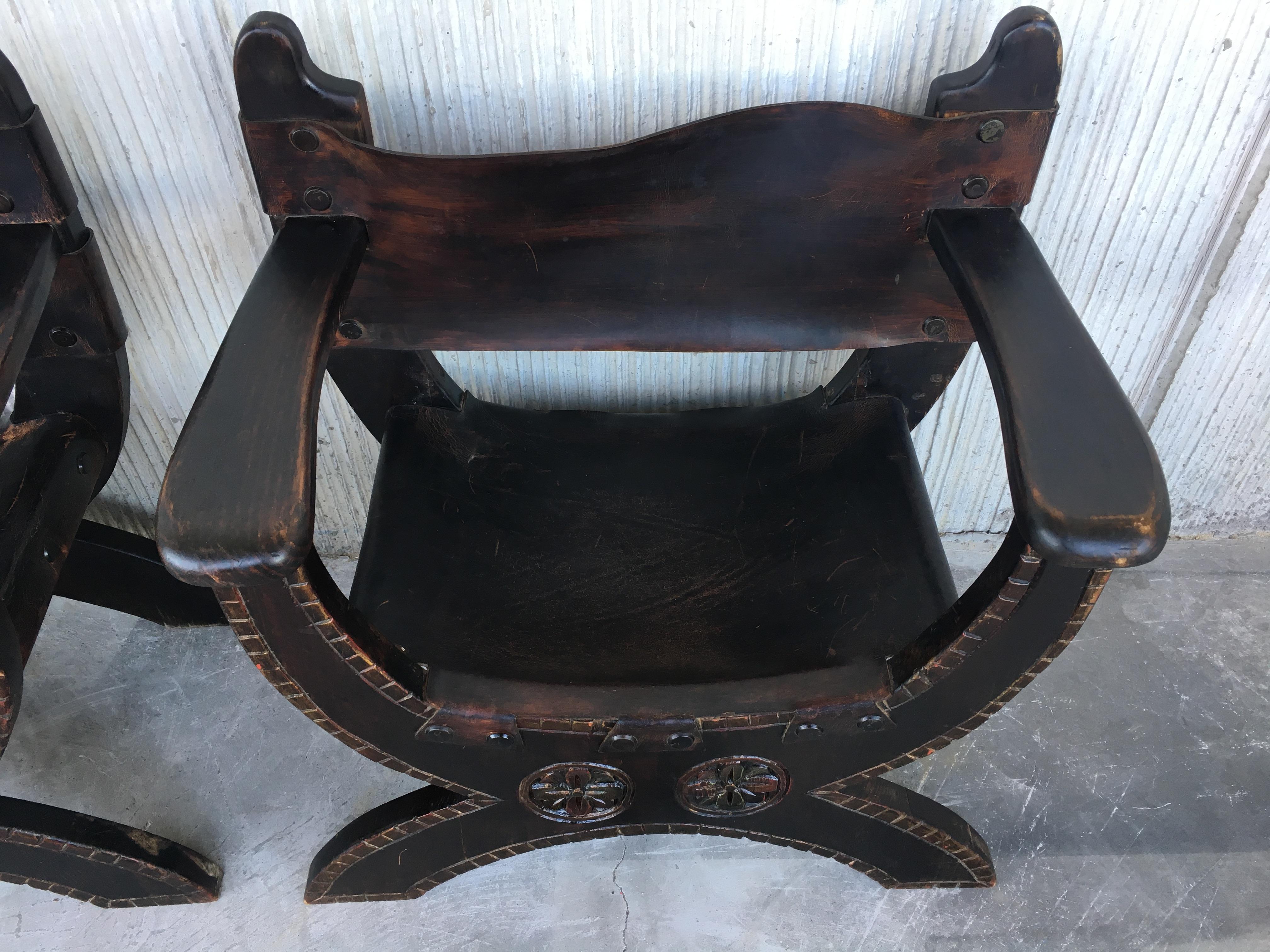 20th Century Pair of Carved Walnut Spanish Savonarola with Foot Rest For Sale 4