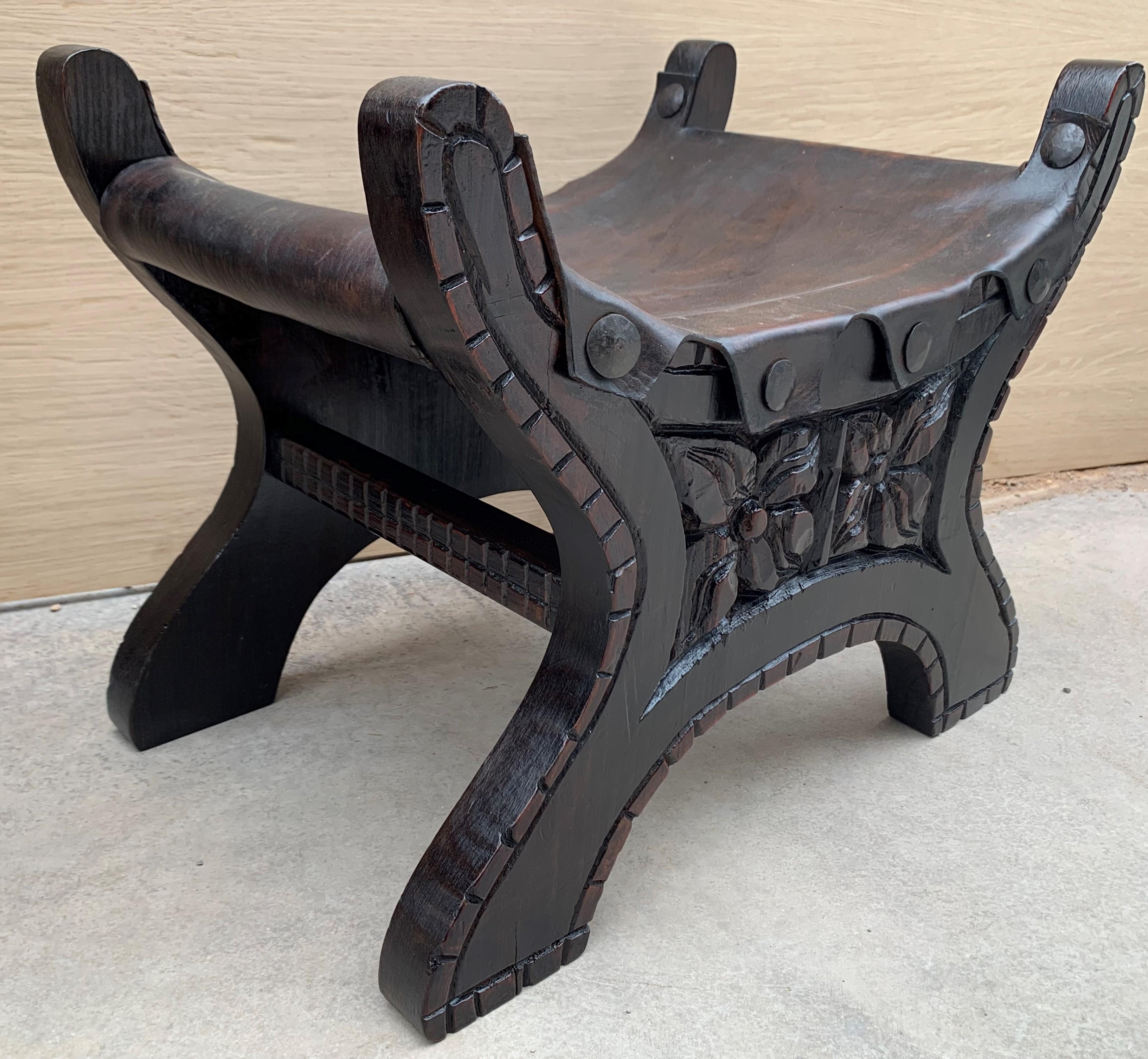 Paire de Savonarola espagnole du 20ème siècle en noyer sculpté avec repose-pieds en vente 4