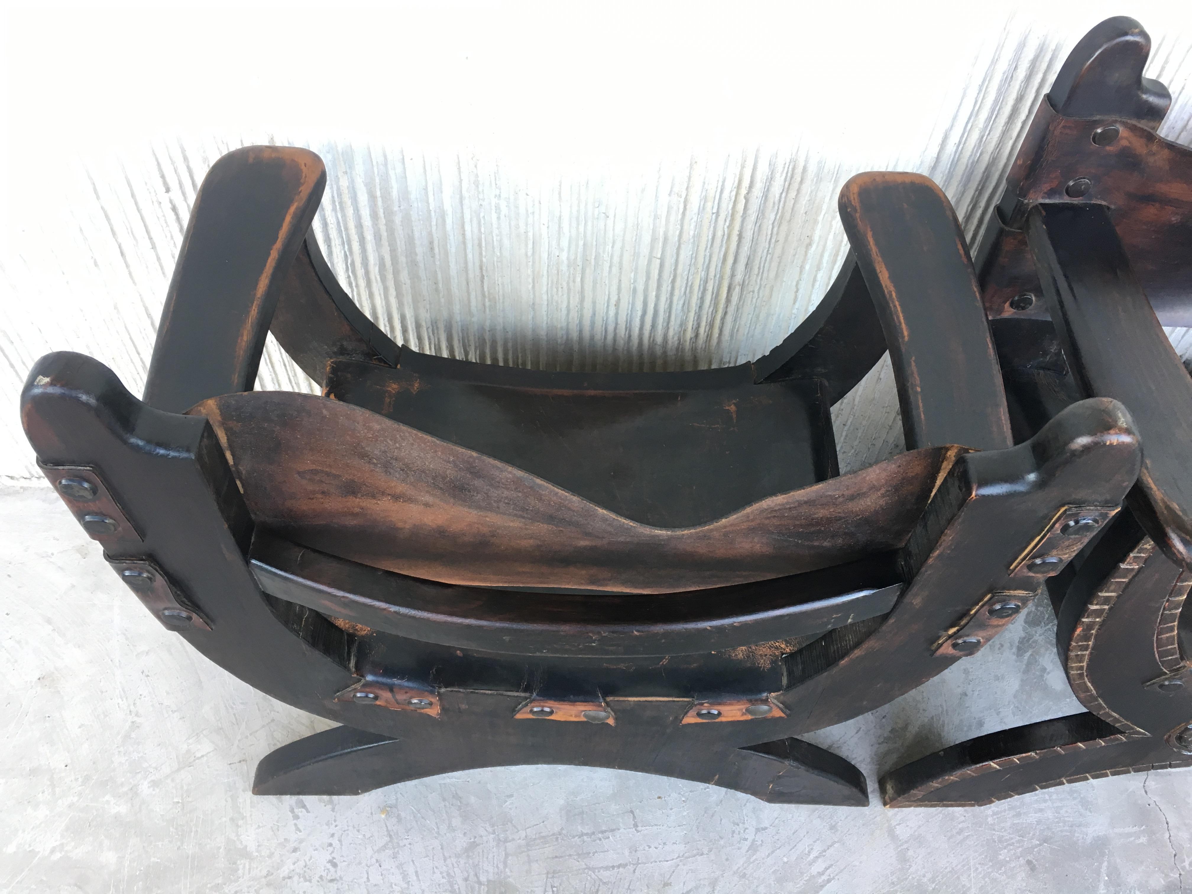 Paire de Savonarola espagnole du 20ème siècle en noyer sculpté avec repose-pieds en vente 3