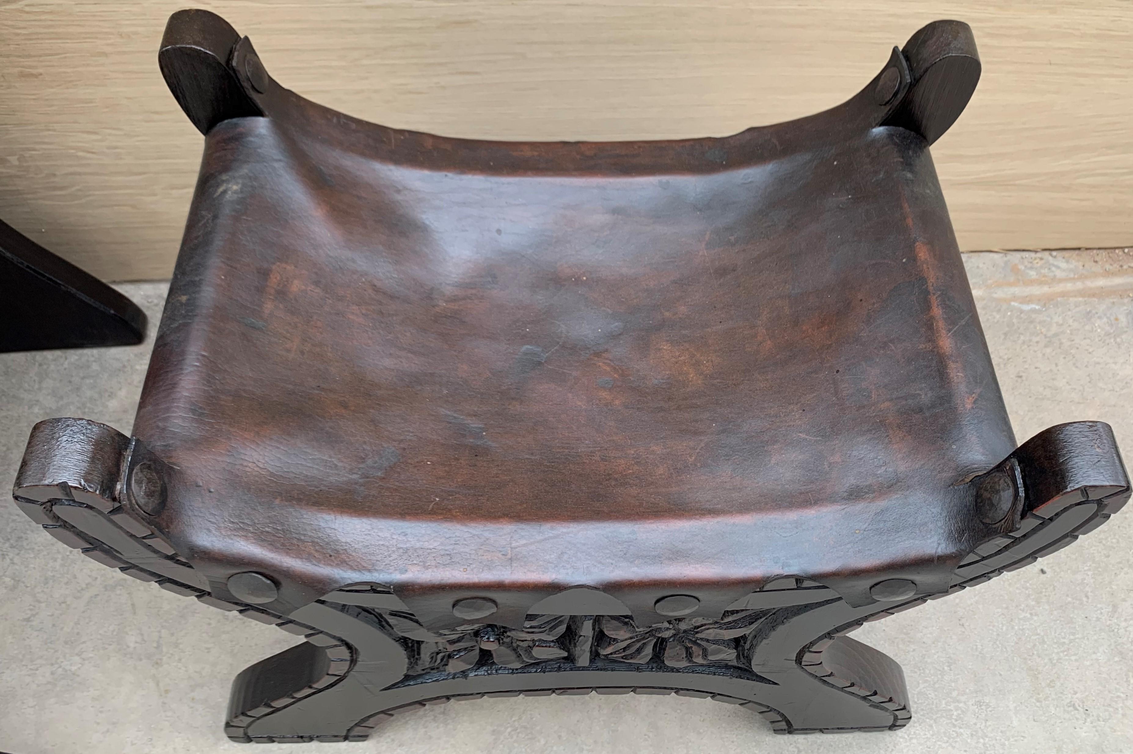 Paire de Savonarola espagnole du 20ème siècle en noyer sculpté avec repose-pieds en vente 7