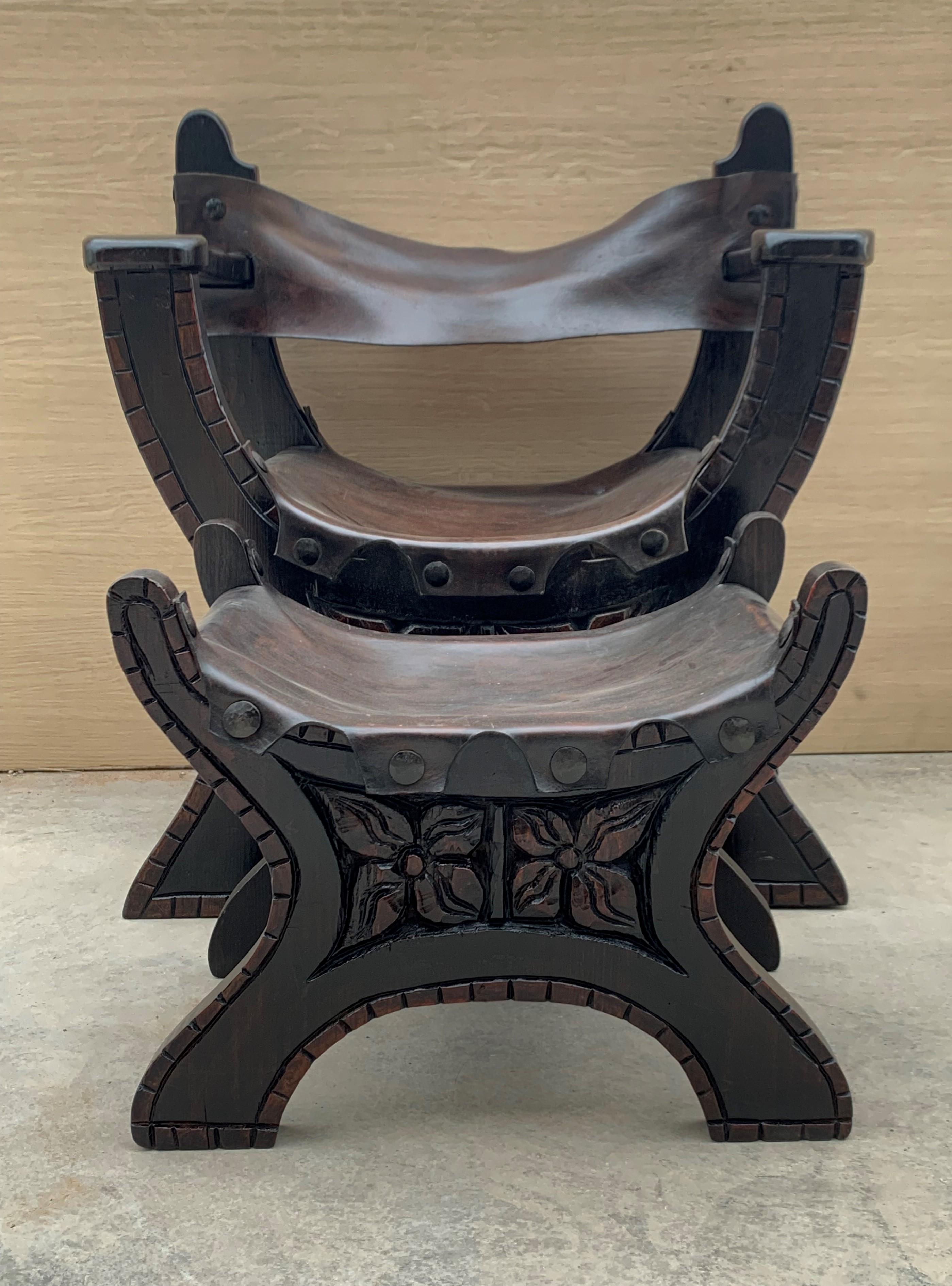 20e siècle : paire de Savonarola espagnols en noyer sculpté
Vous pouvez les utiliser comme des fauteuils, des chaises pivotantes, des canapés. C'est une pièce très décorative et fonctionnelle. Très solide et résistant.

Ce Savonarolas vient au