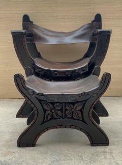 Coppia di Savonarola spagnole in noce intagliato del XX secolo con poggiapiedi