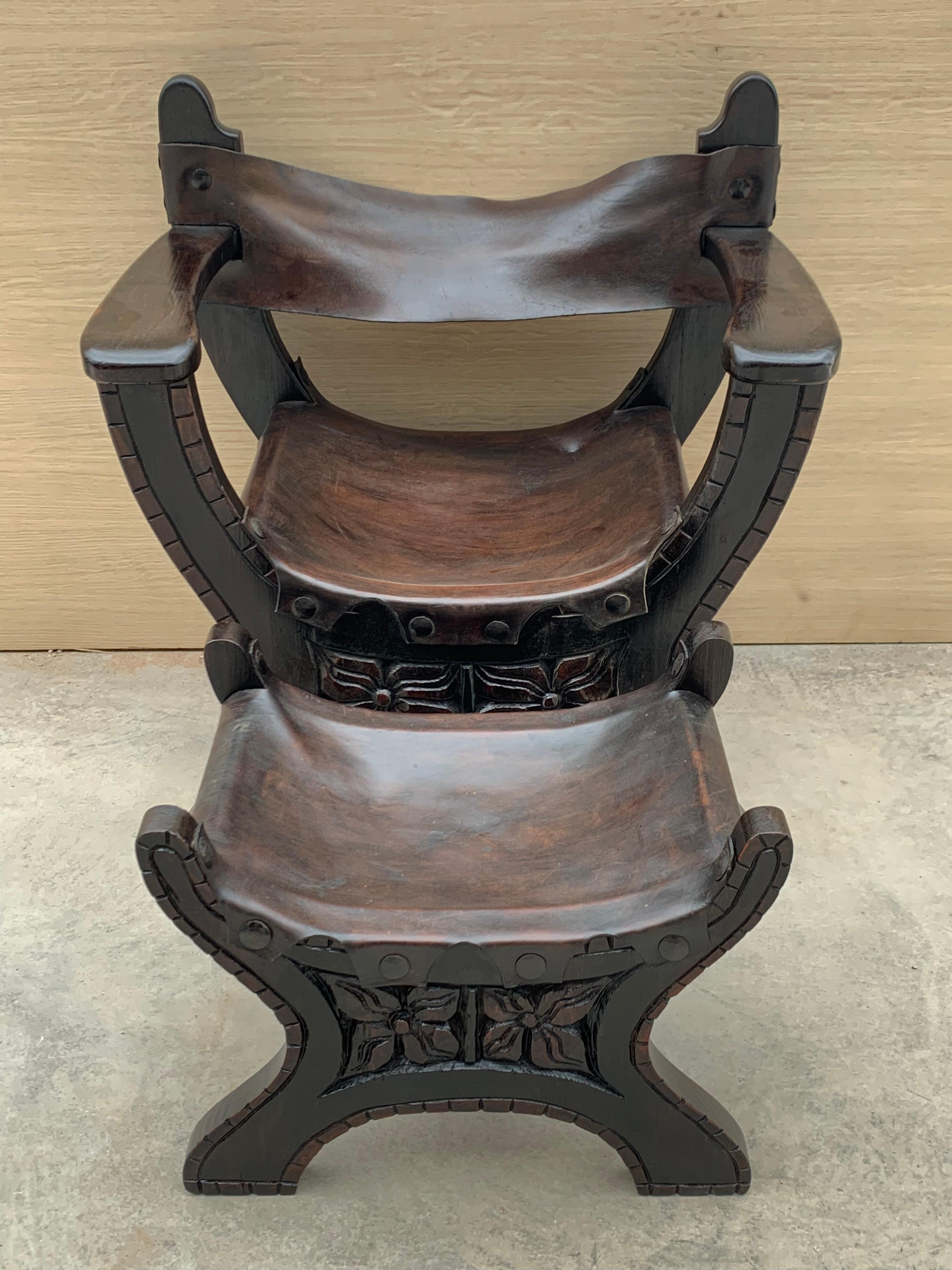 Néo-baroque Paire de Savonarola espagnole du 20ème siècle en noyer sculpté avec repose-pieds en vente