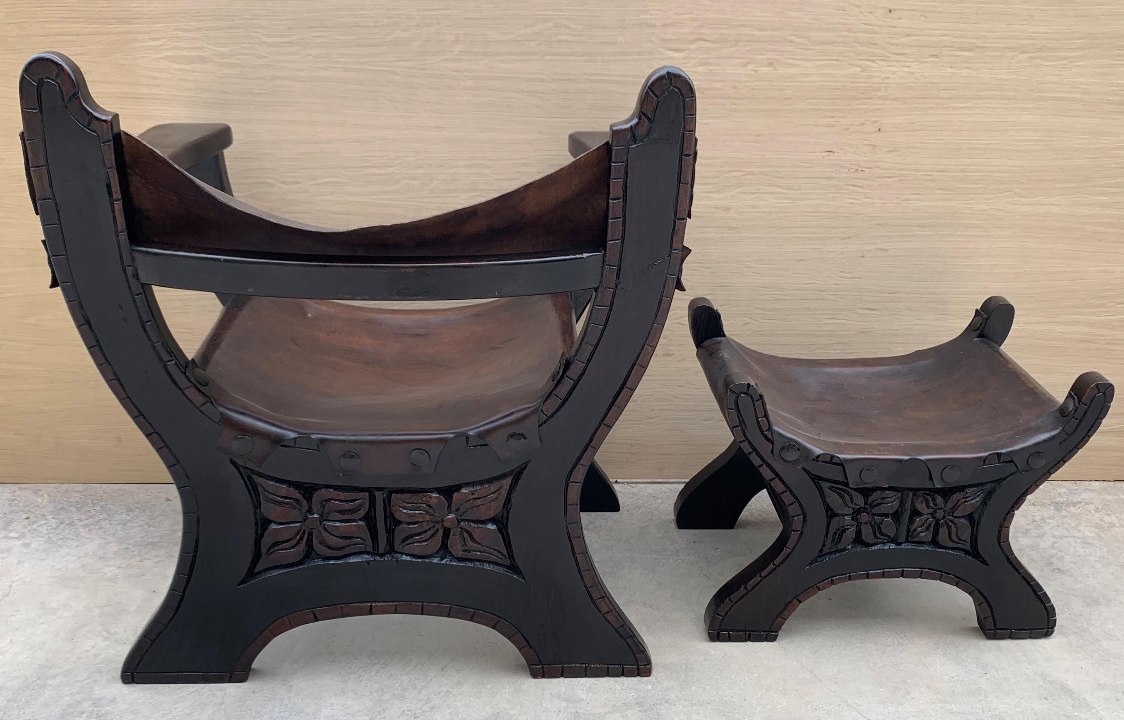 Espagnol Paire de Savonarola espagnole du 20ème siècle en noyer sculpté avec repose-pieds en vente