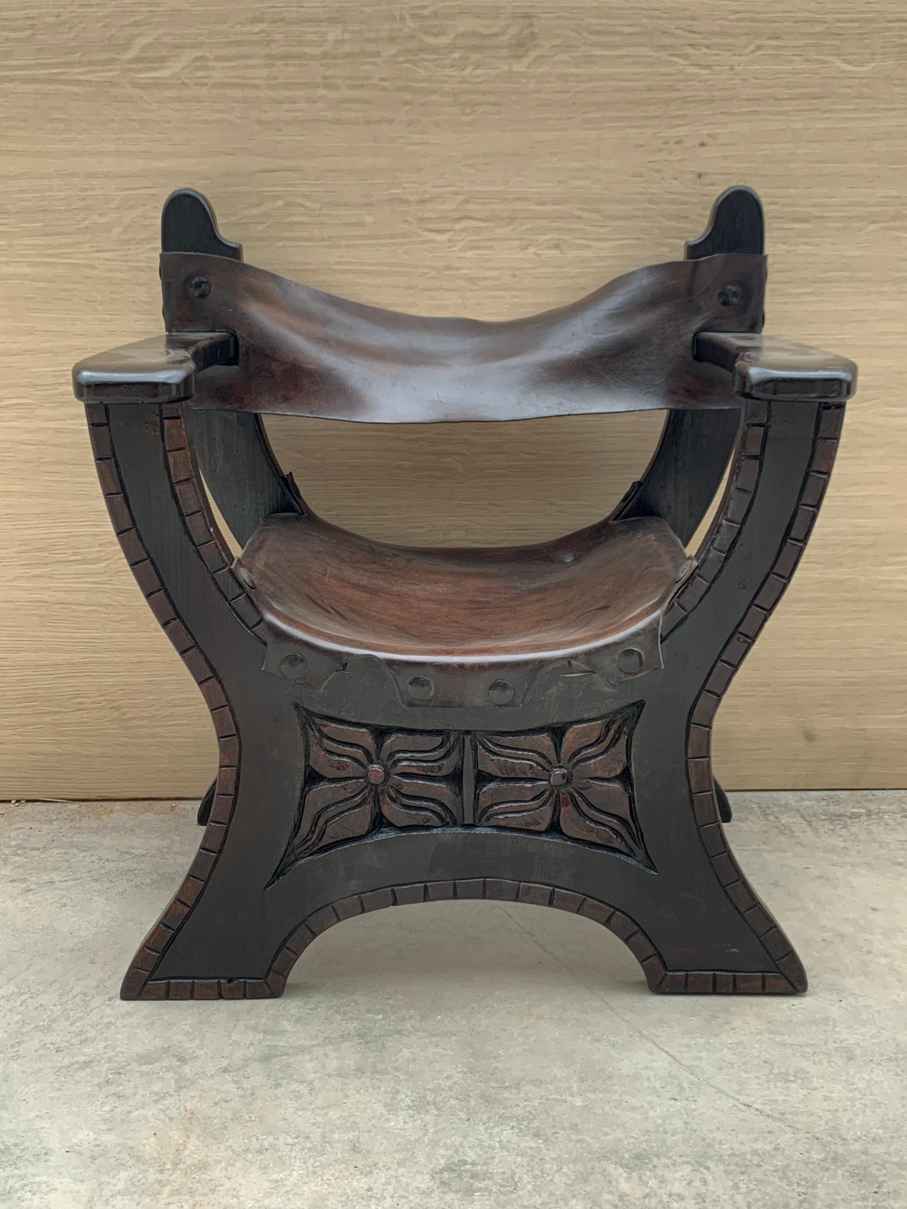 Paire de Savonarola espagnole du 20ème siècle en noyer sculpté avec repose-pieds Bon état - En vente à Miami, FL