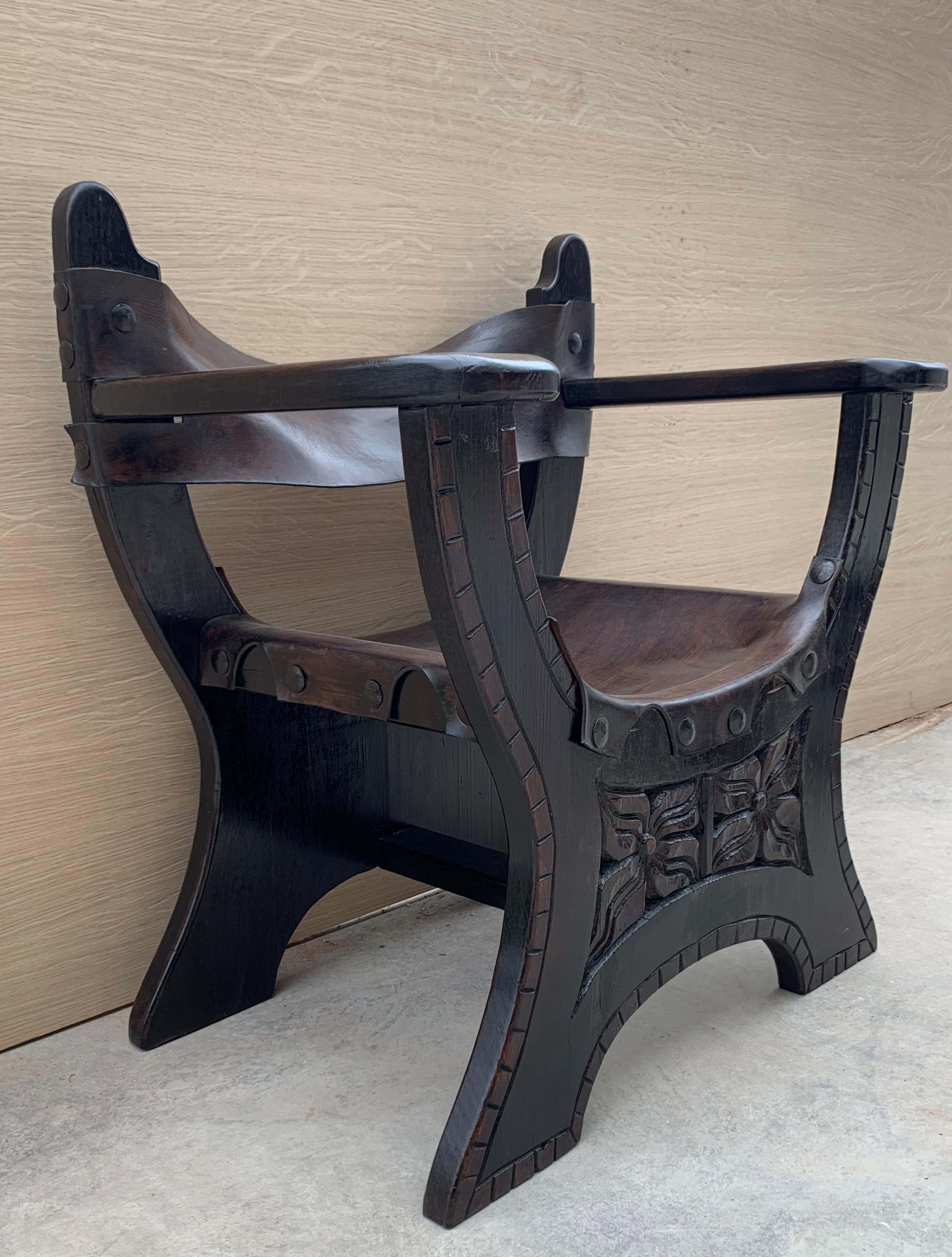 20ième siècle Paire de Savonarola espagnole du 20ème siècle en noyer sculpté avec repose-pieds en vente