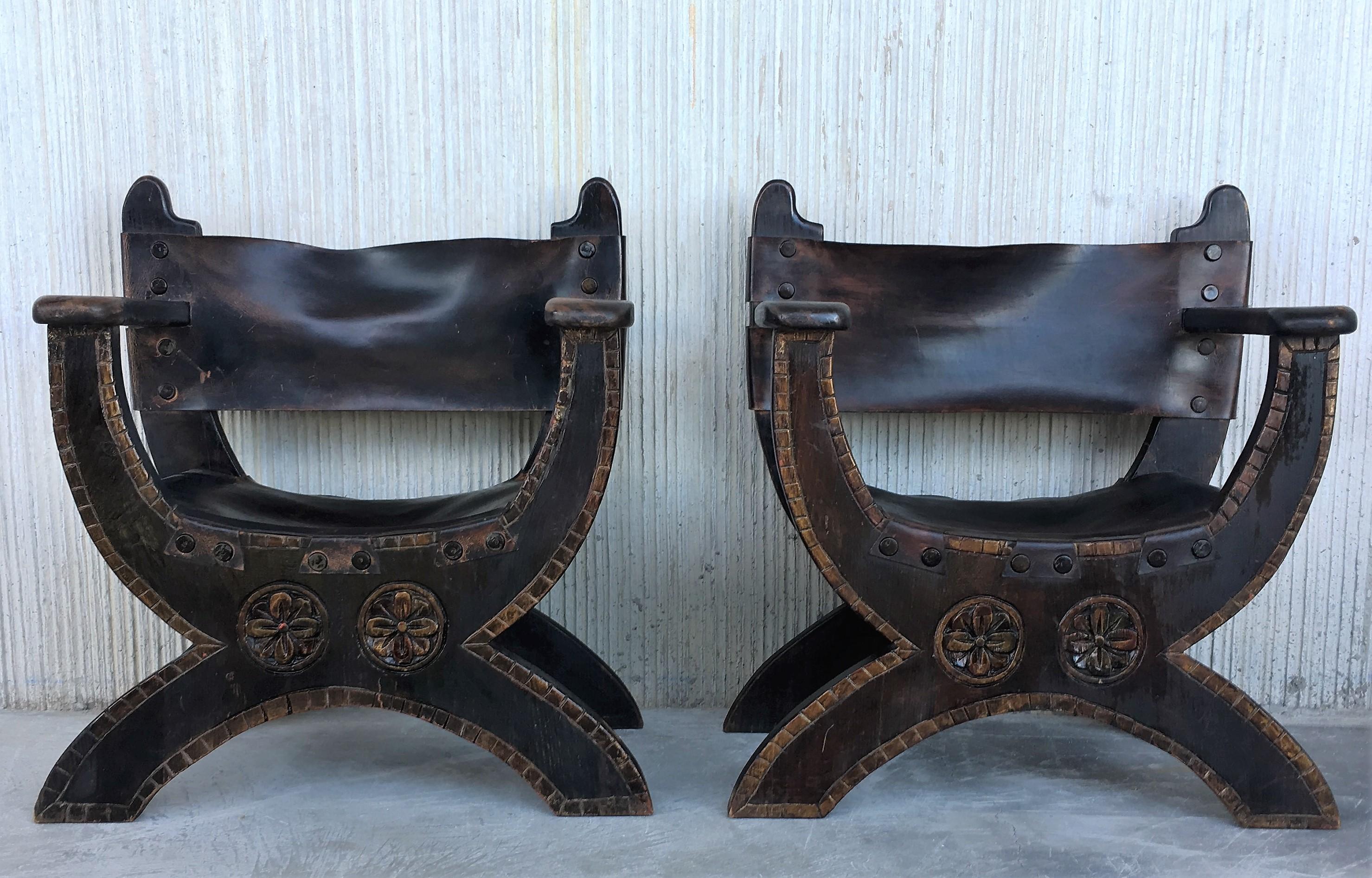 20th Century Pair of Carved Walnut Spanish Savonarola with Foot Rest In Good Condition For Sale In Miami, FL