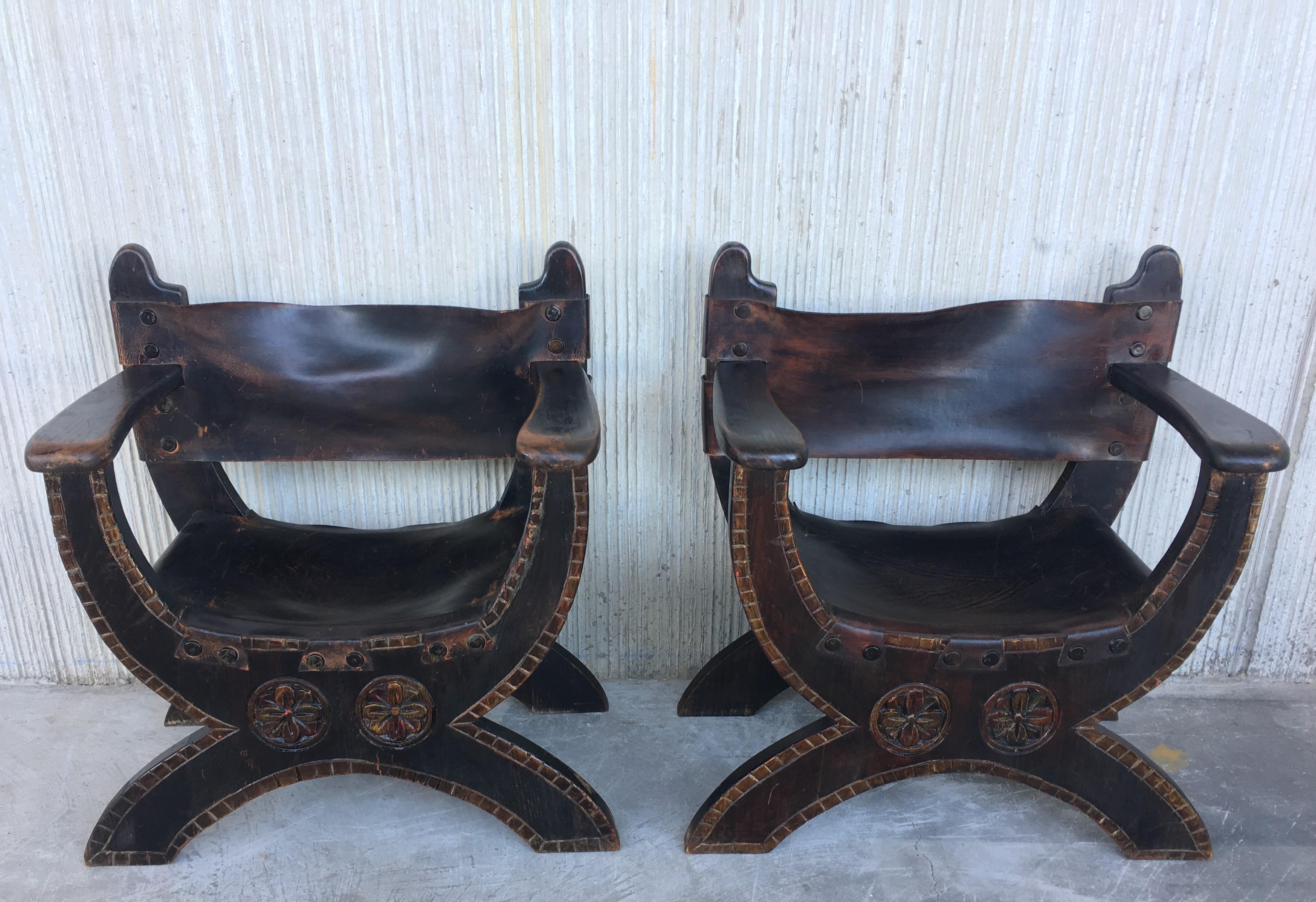 20th Century Pair of Carved Walnut Spanish Savonarola with Foot Rest For Sale 1