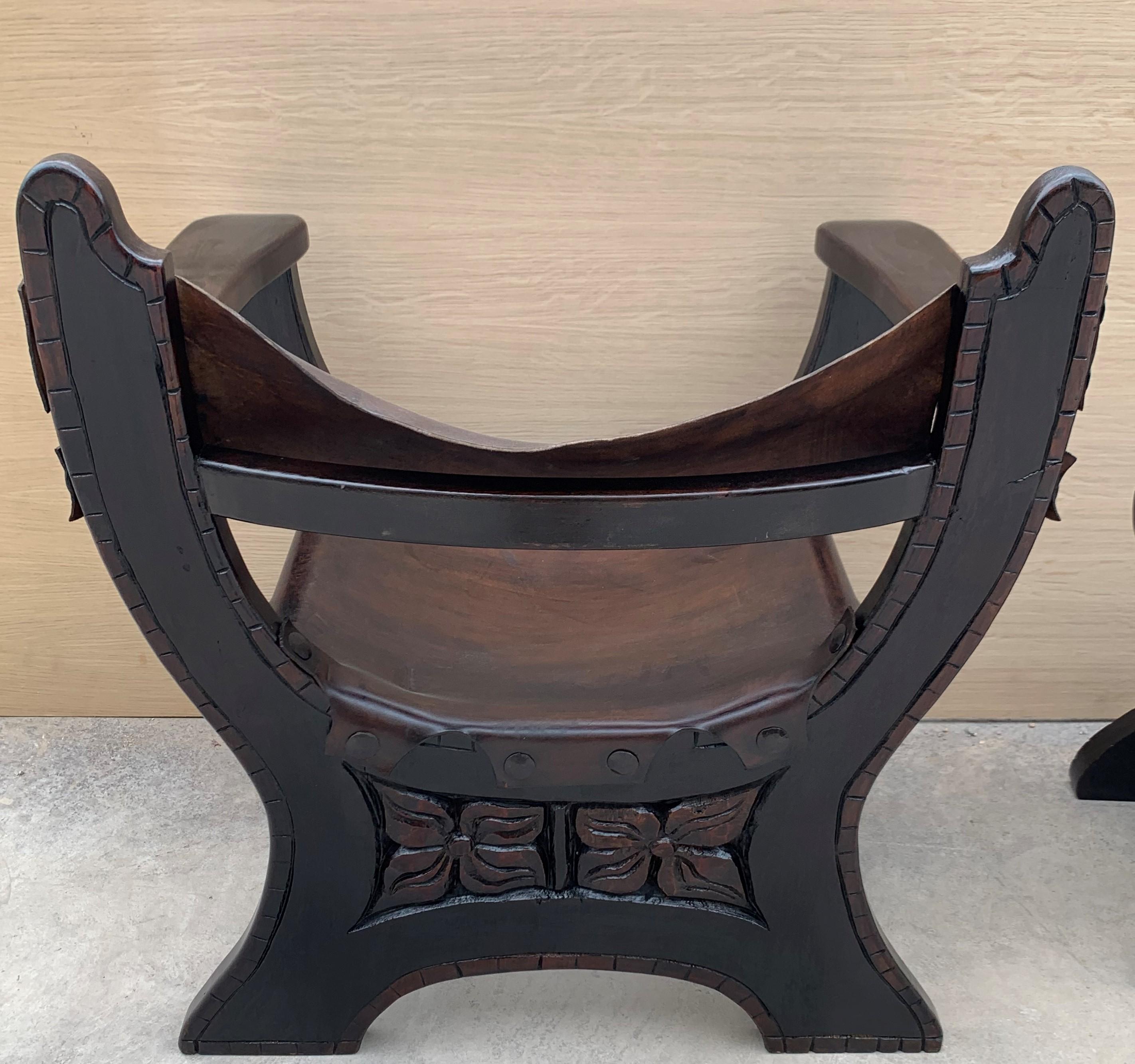 Paire de Savonarola espagnole du 20ème siècle en noyer sculpté avec repose-pieds en vente 1