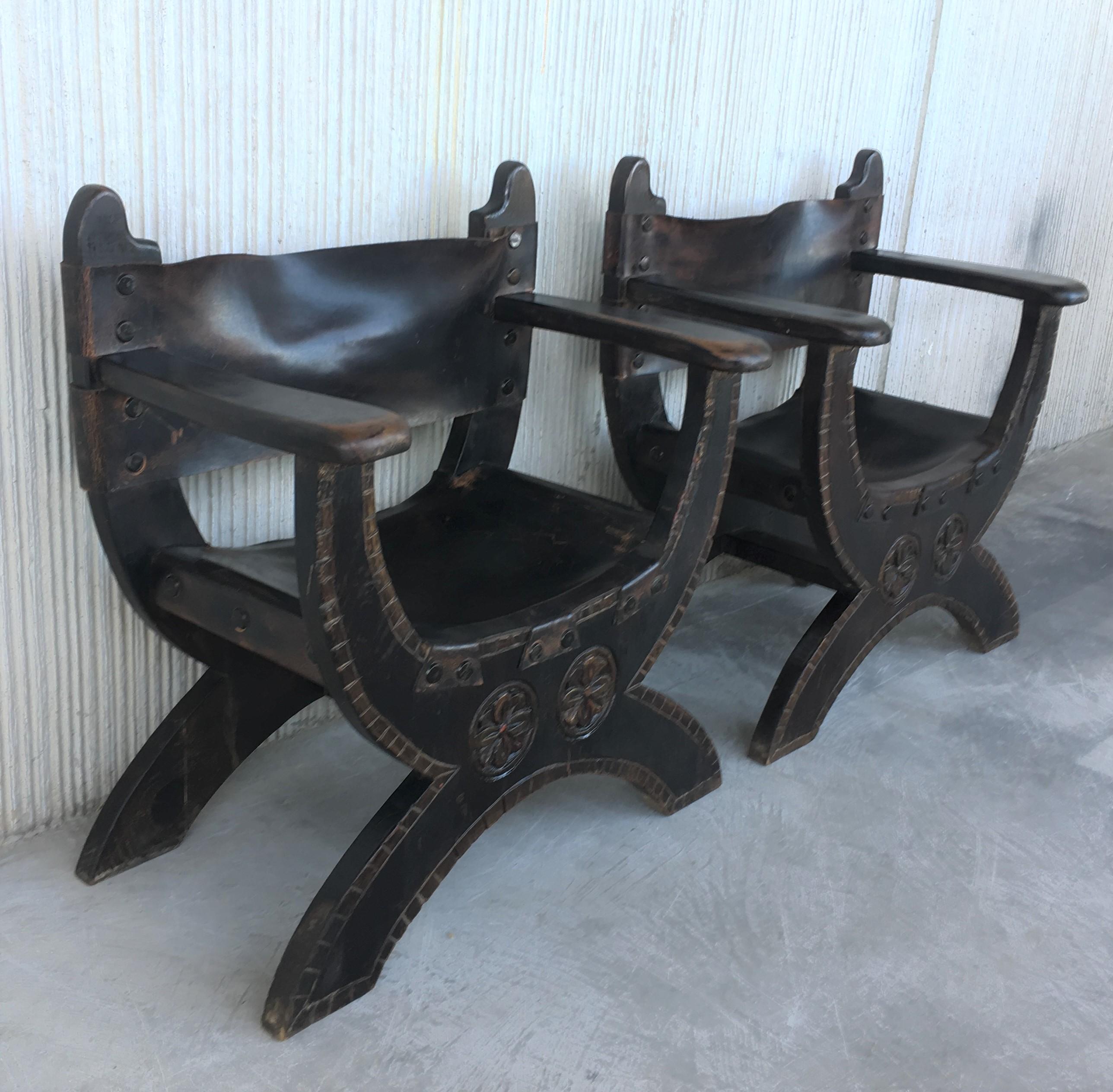 Noyer Paire de Savonarola espagnole du 20ème siècle en noyer sculpté avec repose-pieds en vente