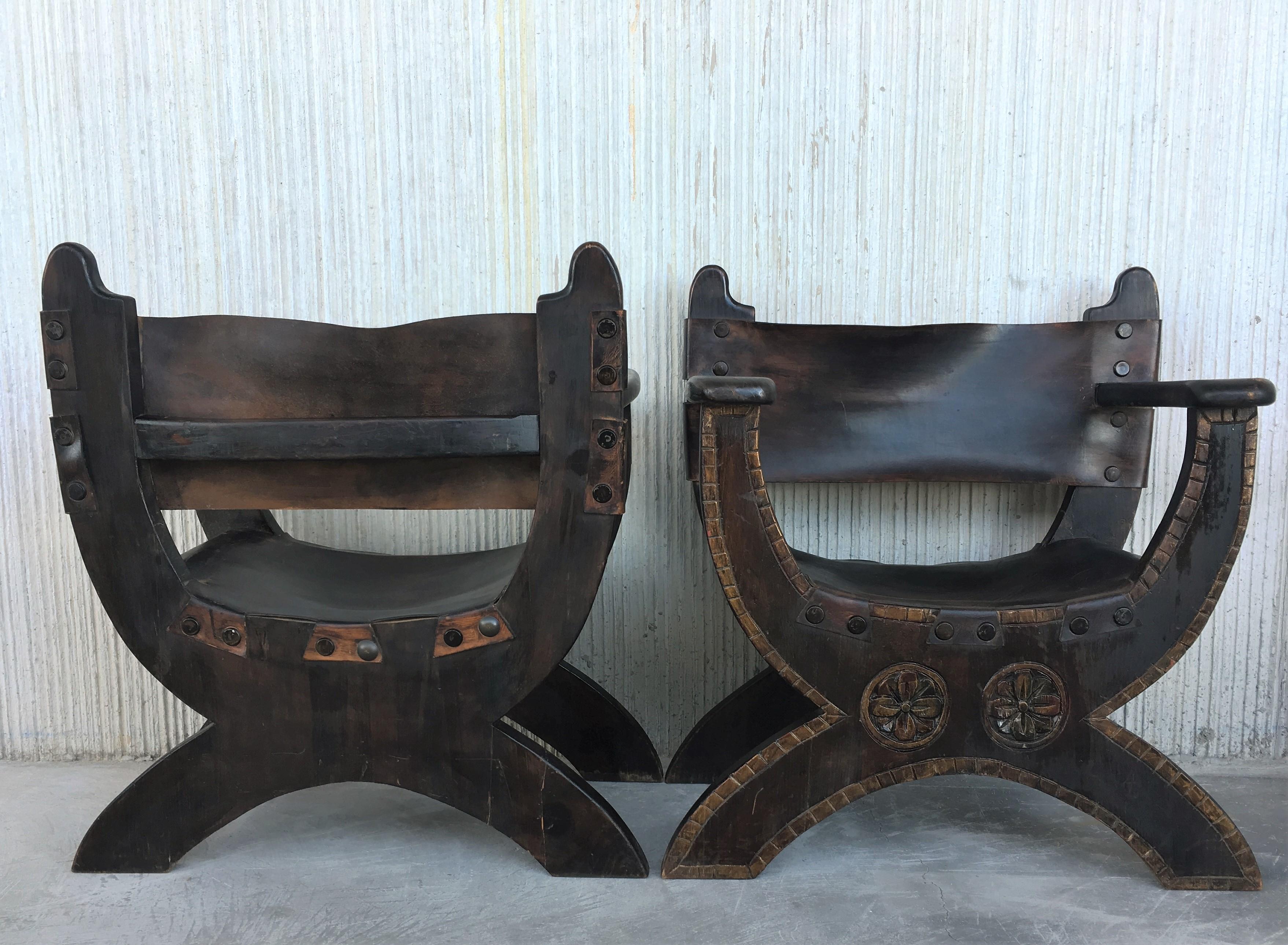 20th Century Pair of Carved Walnut Spanish Savonarola with Foot Rest For Sale 3