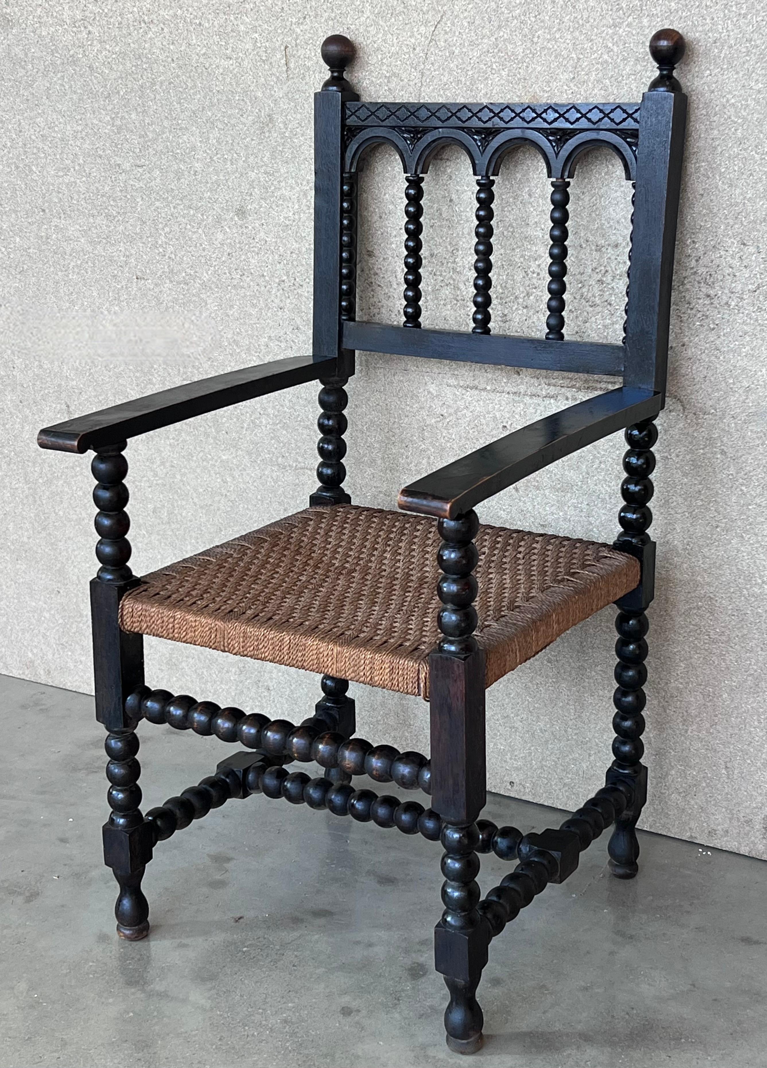 Katalanische Sessel des 20. Jahrhunderts aus geschnitztem Nussbaumholz mit Rohrsitzen.
Landessessel.


Maße: Höhe bis zu den Armen: 26.77in.