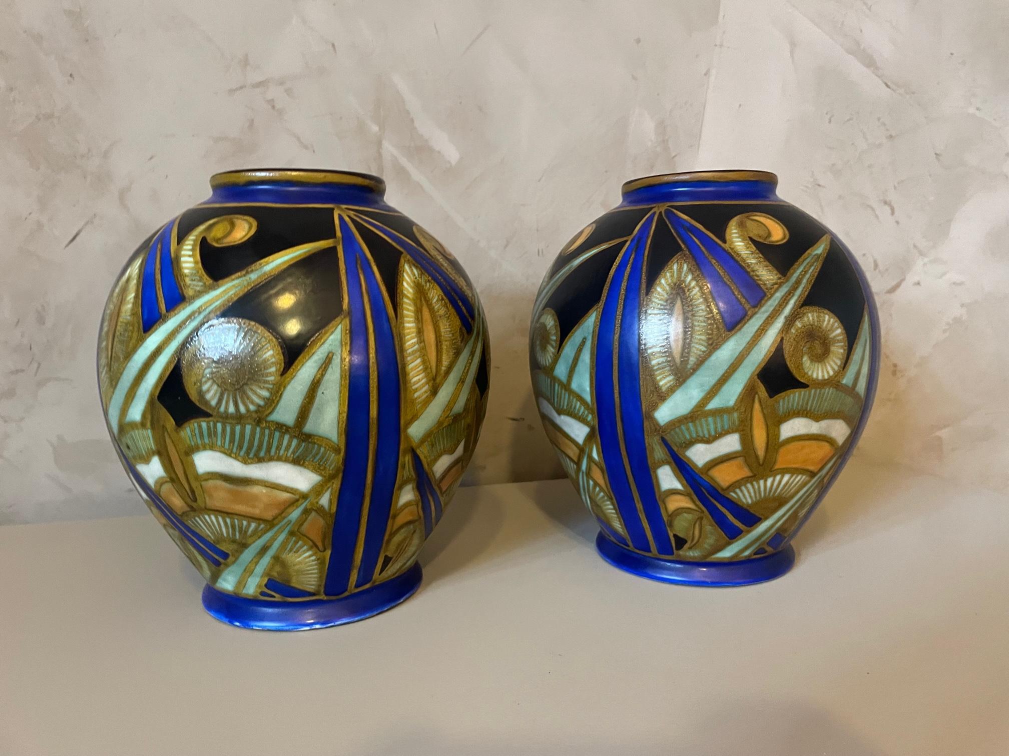 Magnifique et rare paire de vases en céramique signés bock kéramis typiques des années art déco. En parfait état. 
Décor de feuillage vert et bleu. Très bonne qualité. Signature ci-dessous.