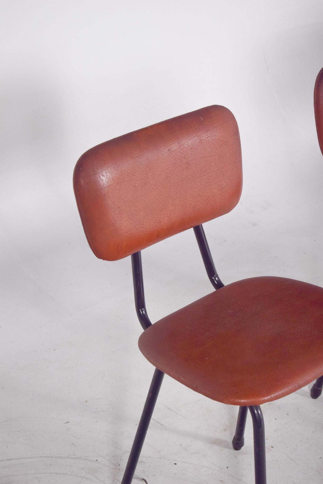 20th Century Pair of Chairs in Red Synthetic Leather In Fair Condition For Sale In Lisboa, Lisboa