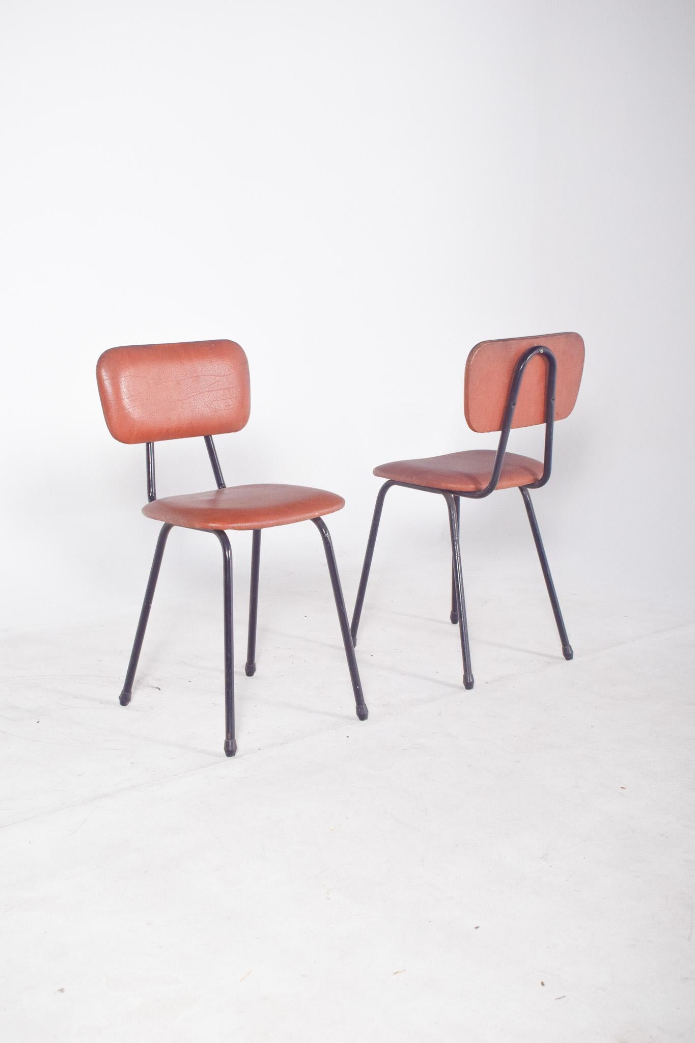 20th Century Pair of Chairs in Red Synthetic Leather For Sale 1
