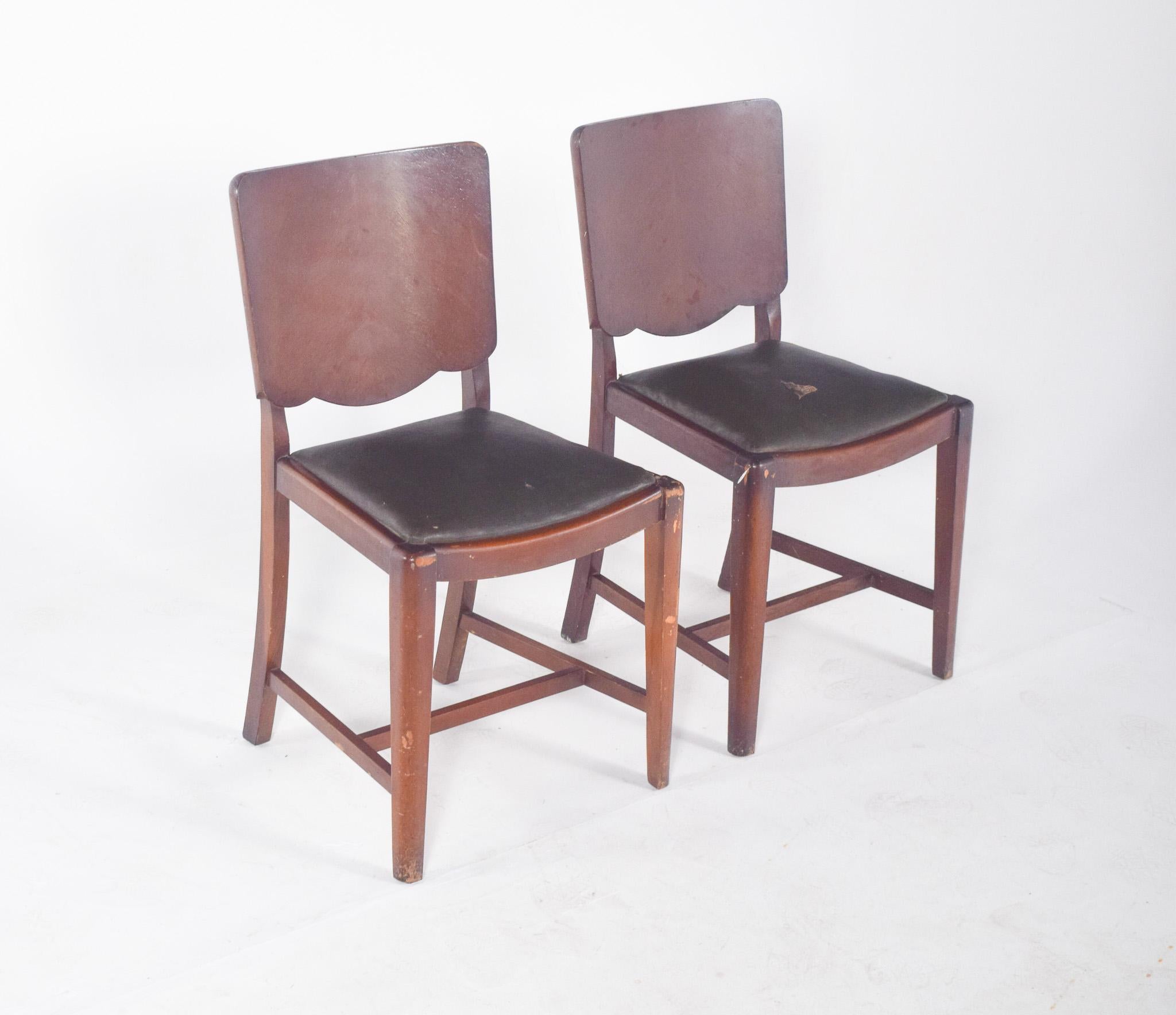 Pareja de sillas del siglo XX con tapicería de cuero sintético Art Decó en venta