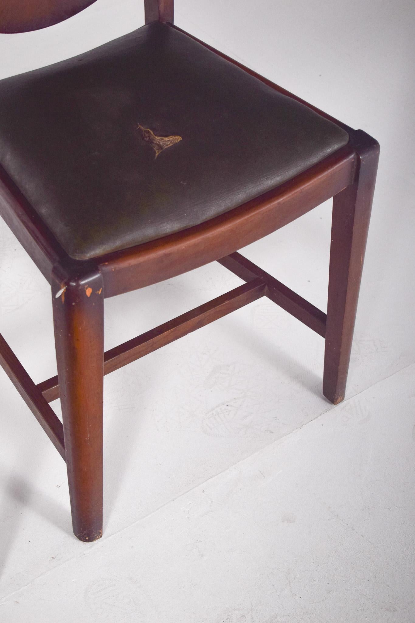Pareja de sillas del siglo XX con tapicería de cuero sintético principios del siglo XX en venta