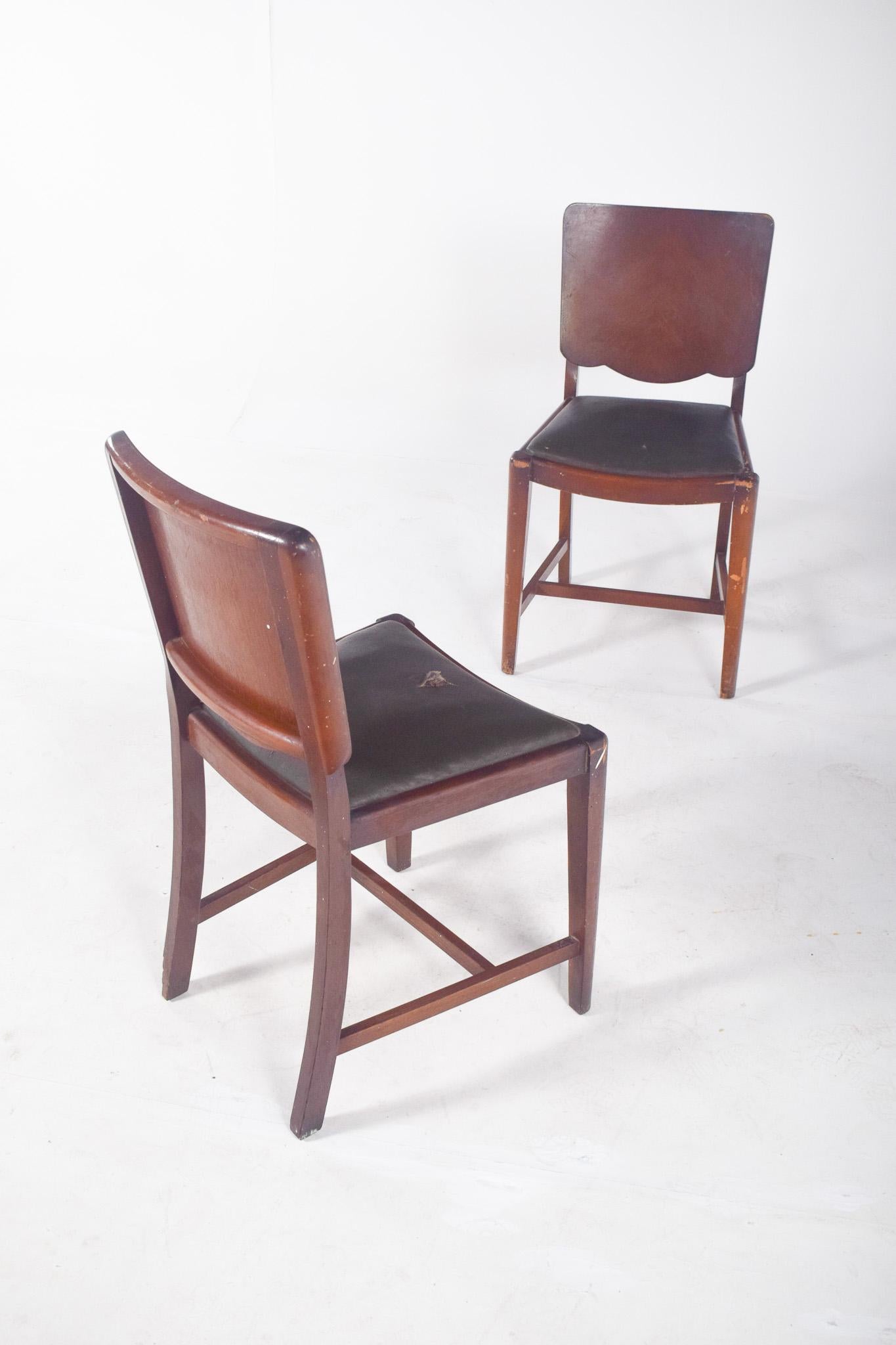 Pareja de sillas del siglo XX con tapicería de cuero sintético Madera en venta